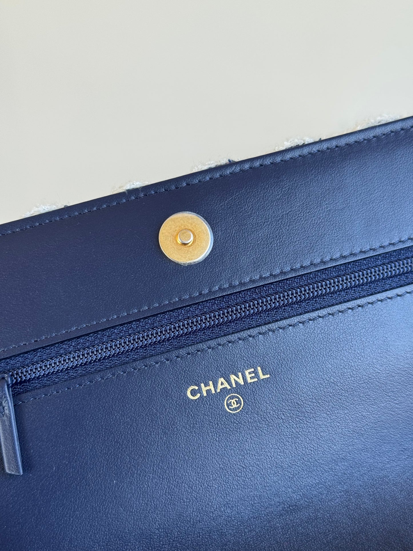 Pre-owned Chanel 19 Tweed Navy White Wallet On Chain
