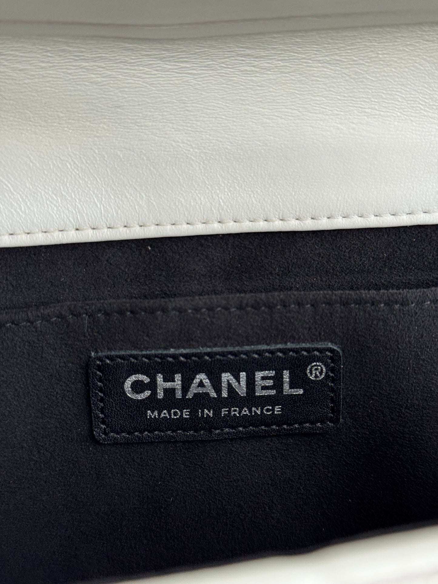 Pre-owned Chanel Mademoiselle East West White Leather Bag