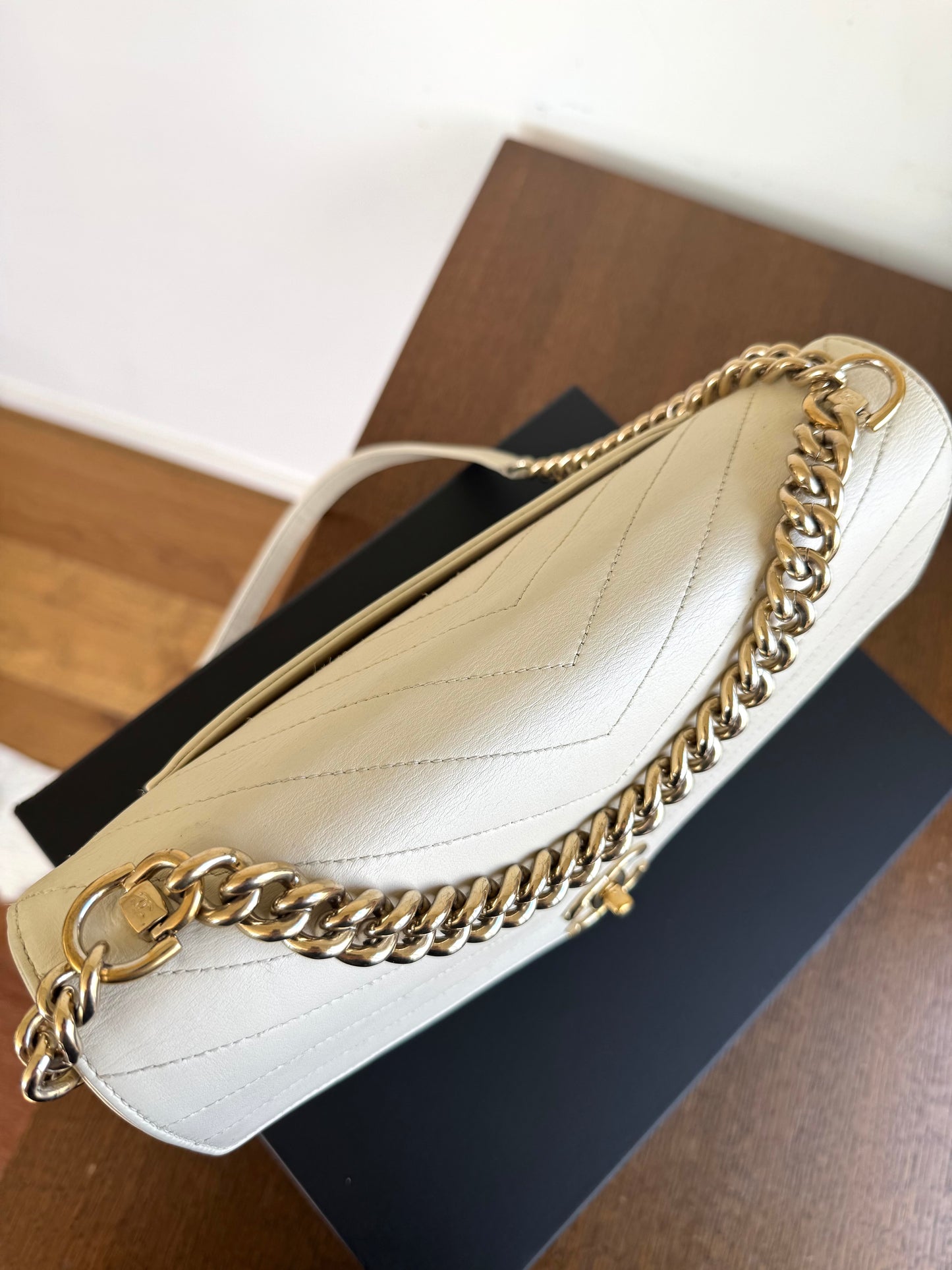 Pre-owned Chanel Coco Chevron Medium White Calfskin Envelope Bag