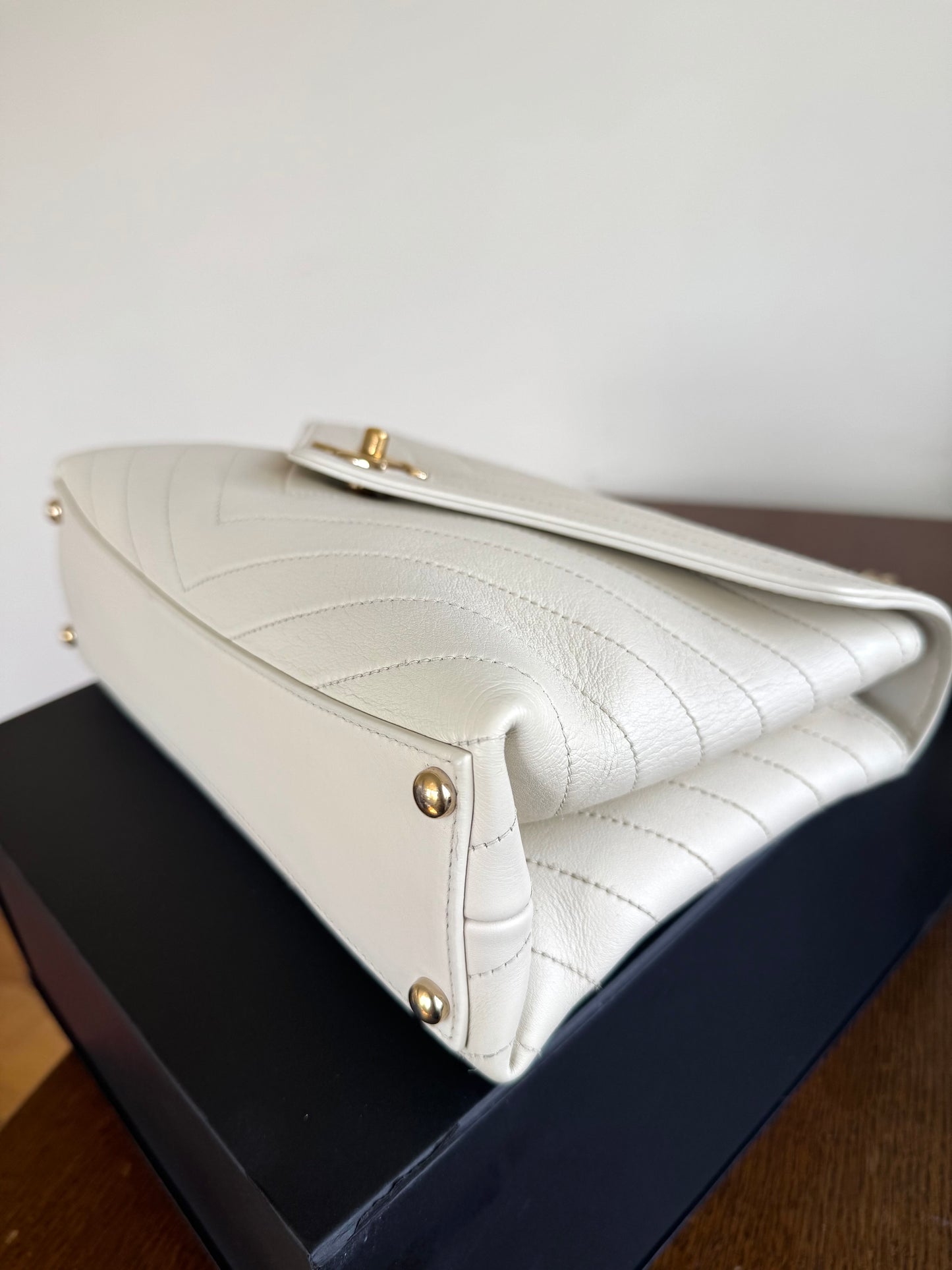 Pre-owned Chanel Coco Chevron Medium White Calfskin Envelope Bag