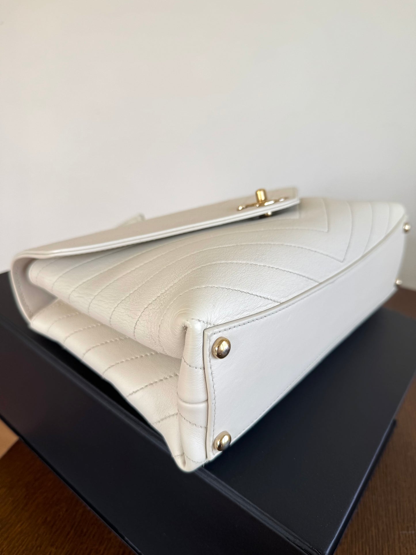 Pre-owned Chanel Coco Chevron Medium White Calfskin Envelope Bag
