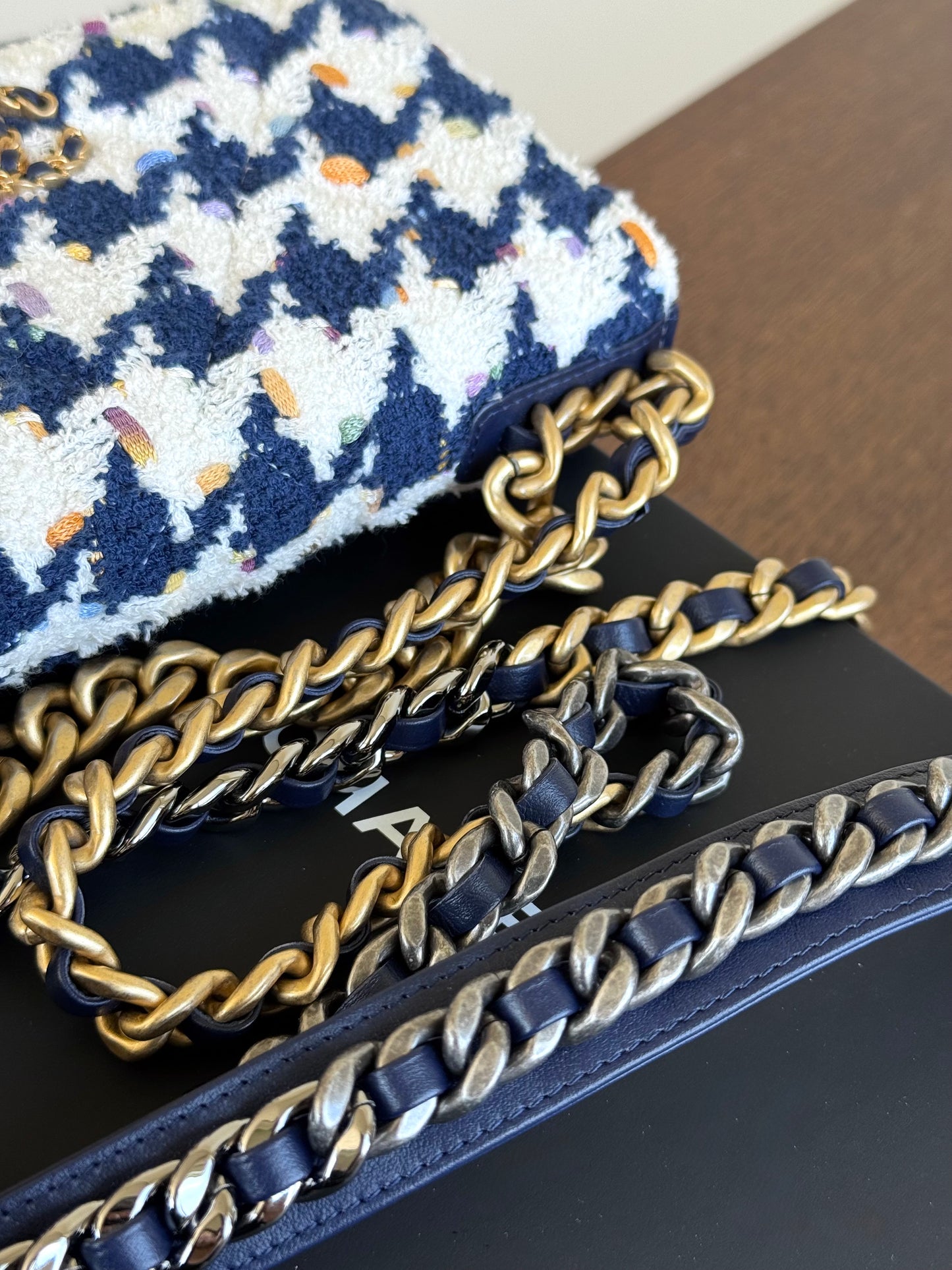 Pre-owned Chanel 19 Tweed Navy White Wallet On Chain