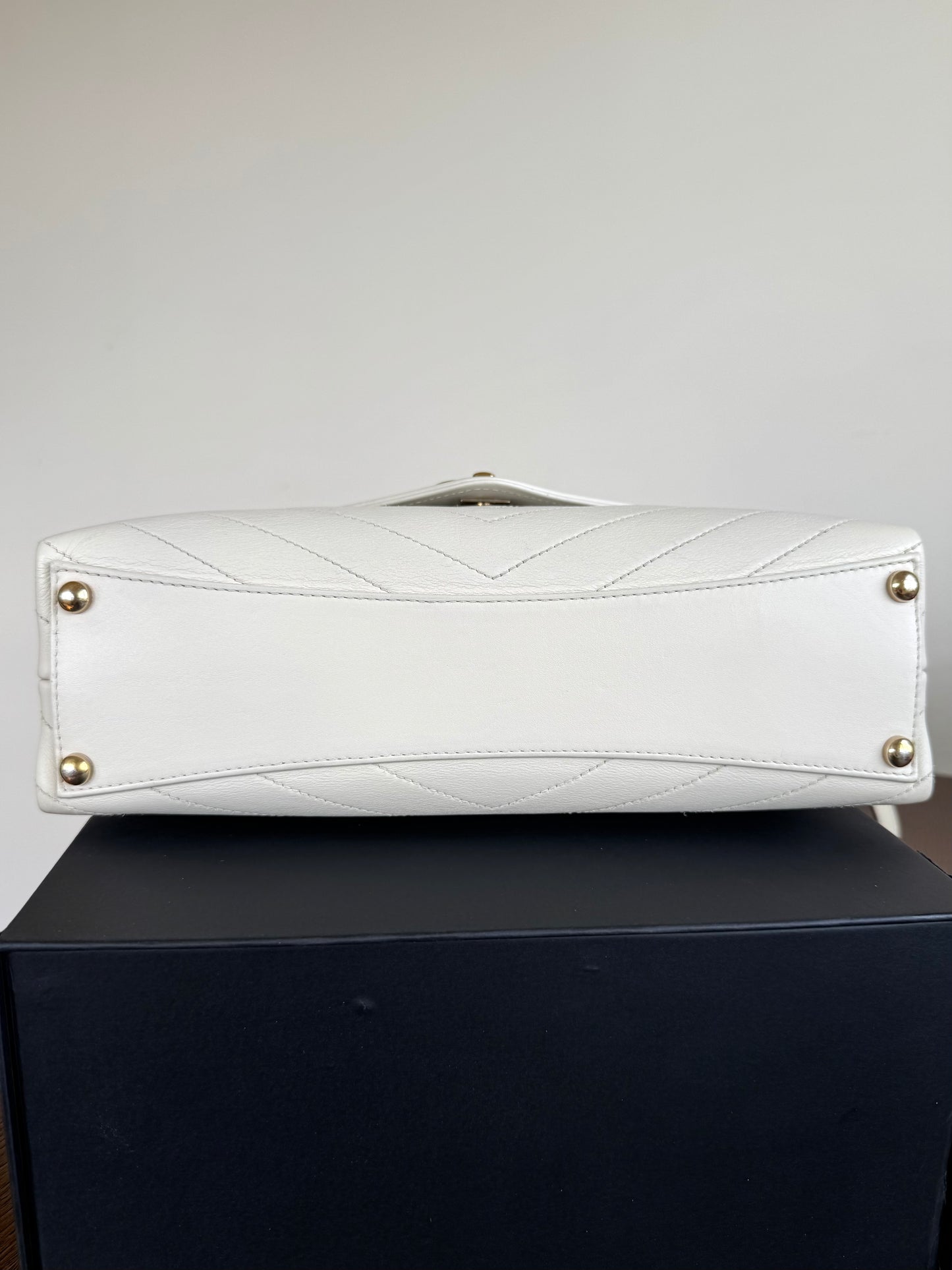 Pre-owned Chanel Coco Chevron Medium White Calfskin Envelope Bag