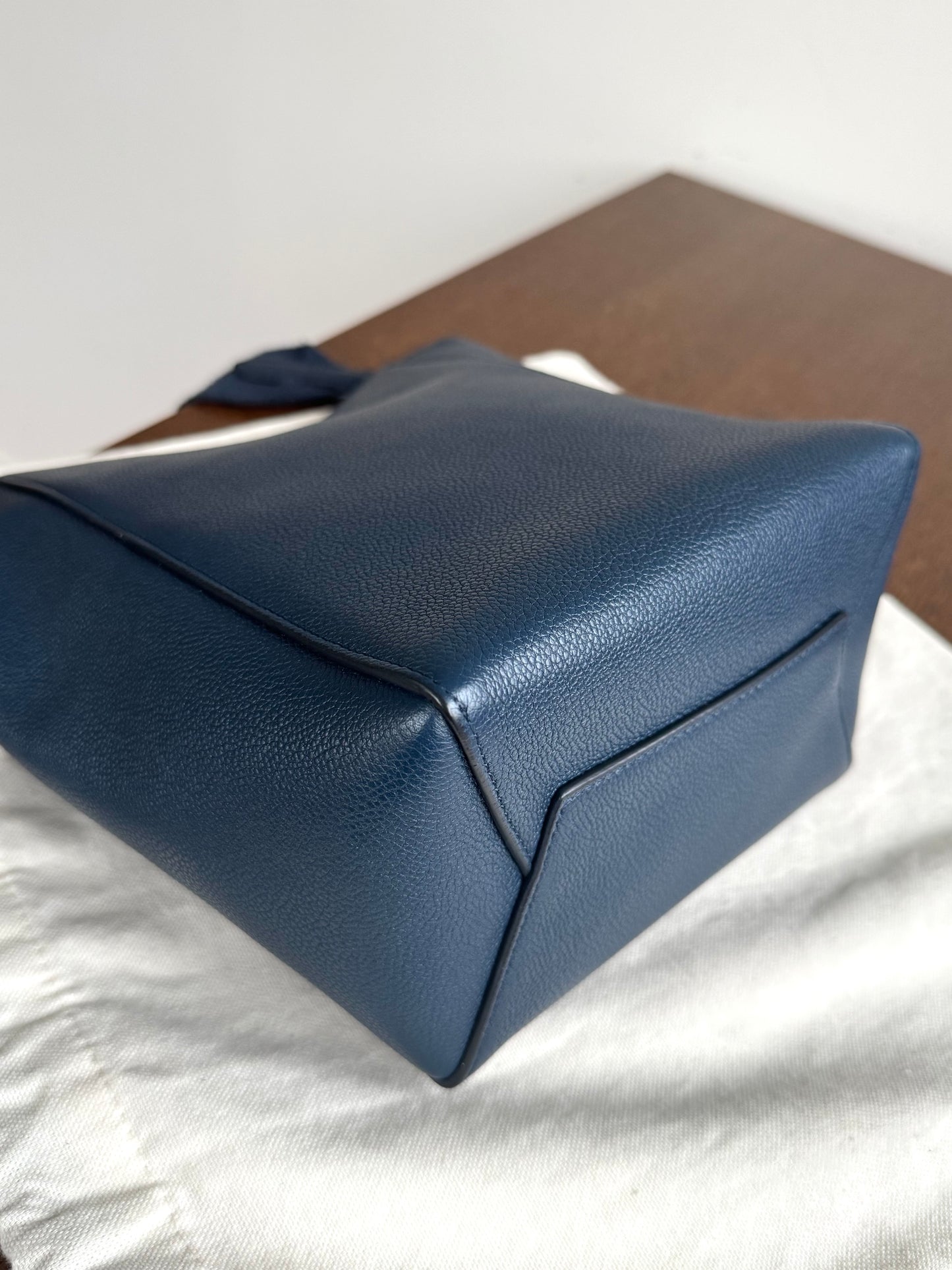 Pre-owned Céline Seau Sangle Small Navy Calfskin Tote Bag