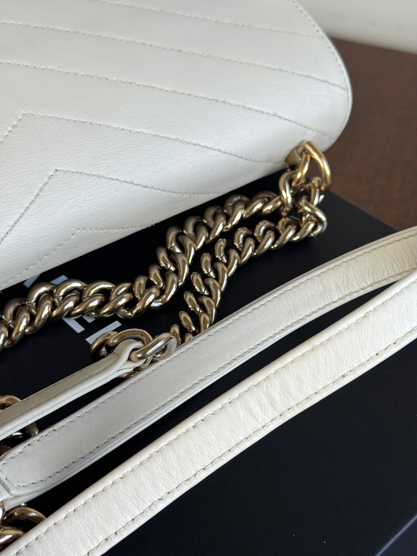 Pre-owned Chanel Coco Chevron Medium White Calfskin Envelope Bag