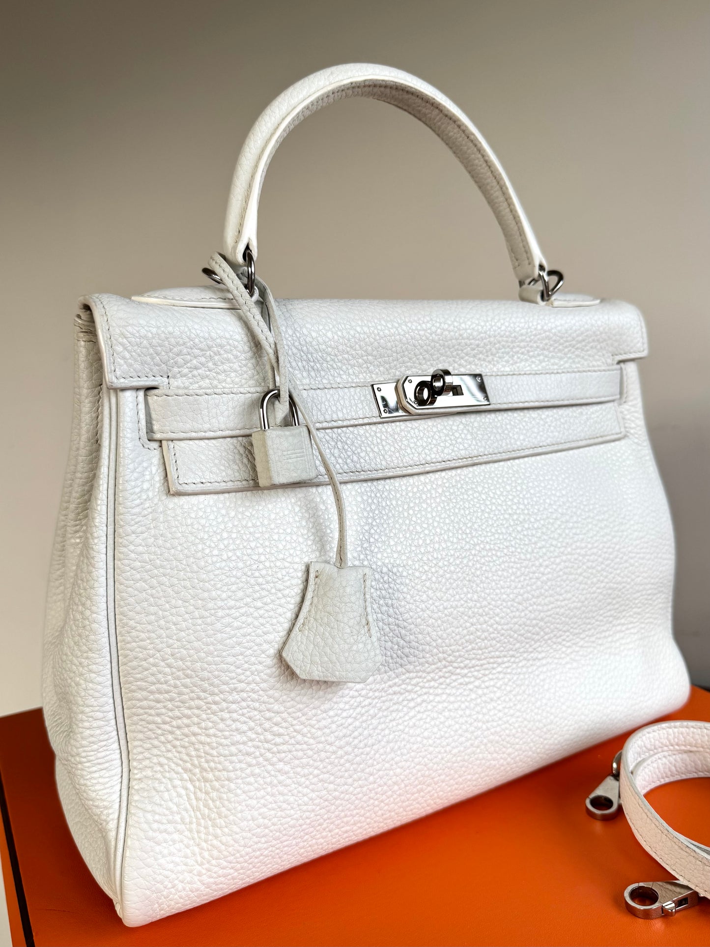 Pre-owned Hermès Kelly 32 White Clemence Leather Bag
