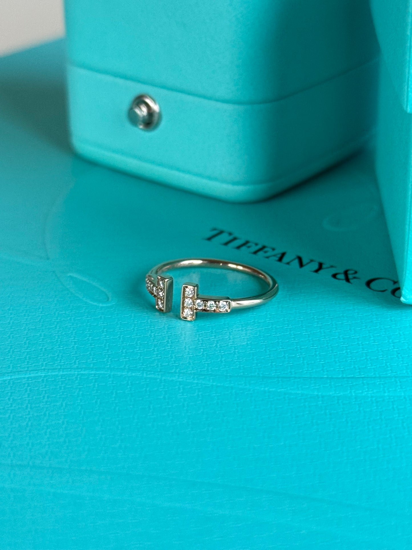 Pre-owned Tiffany & Co. T Diamond 18k Gold Wire Ring