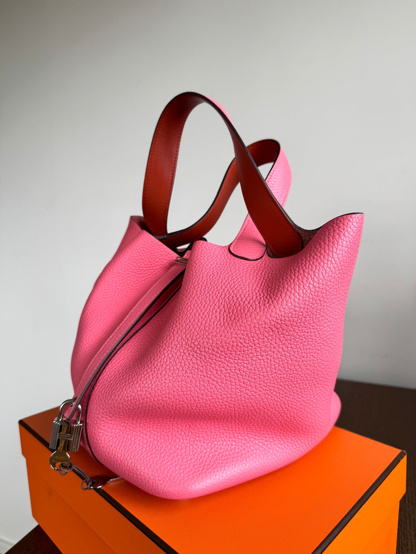 Pre-owned Hermès Picotin 22 Rose Azalee Clemence Handbag