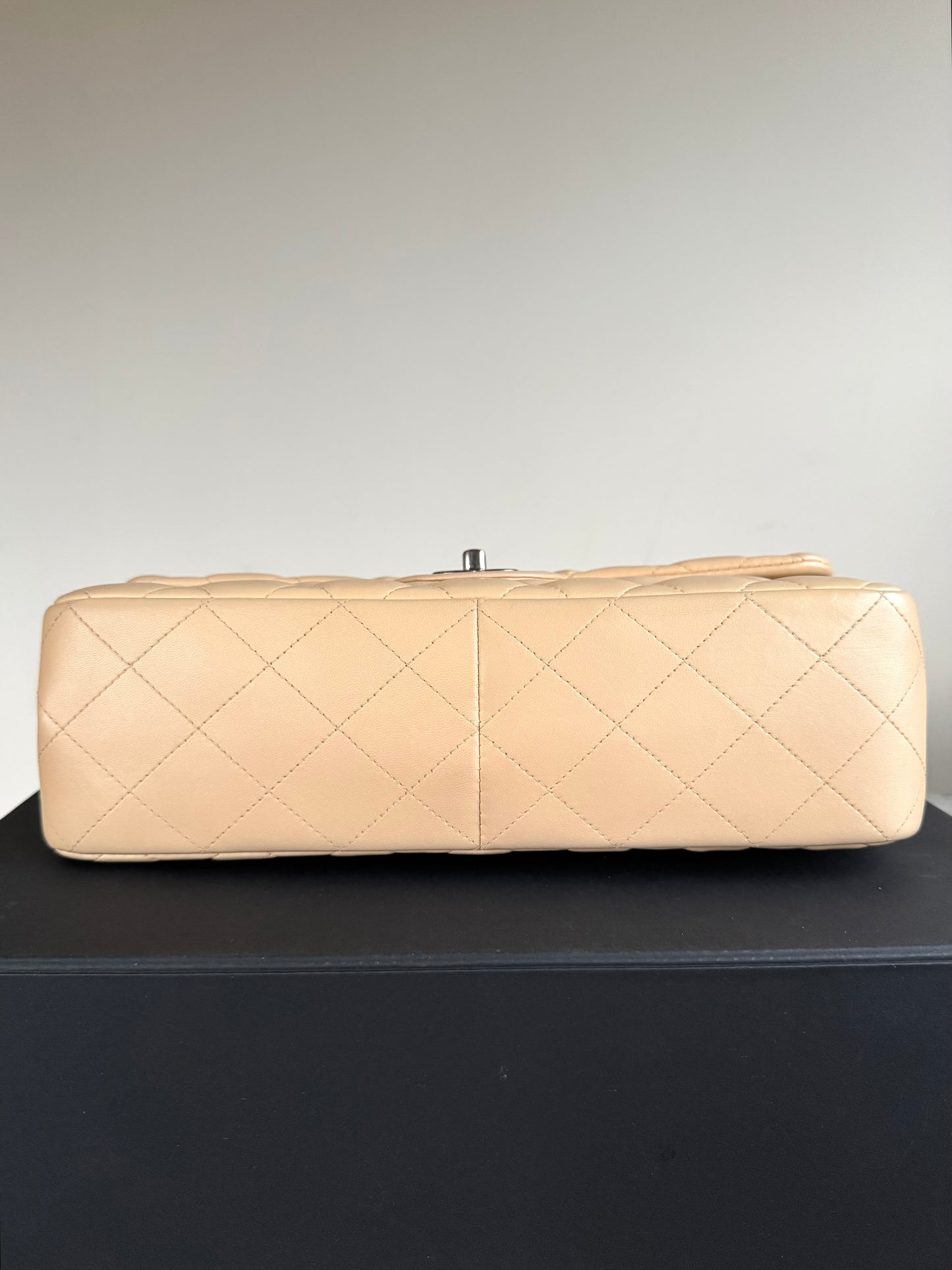 Pre-owned Chanel Timeless Classic Jumbo Beige Lambskin Flap Bag