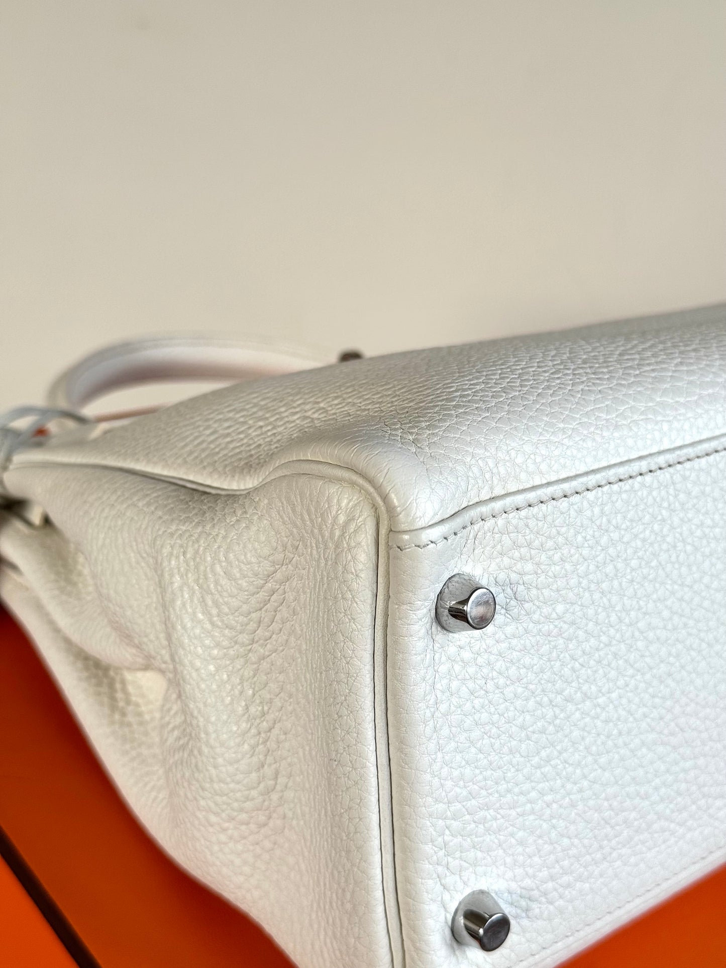 Pre-owned Hermès Kelly 32 White Clemence Leather Bag