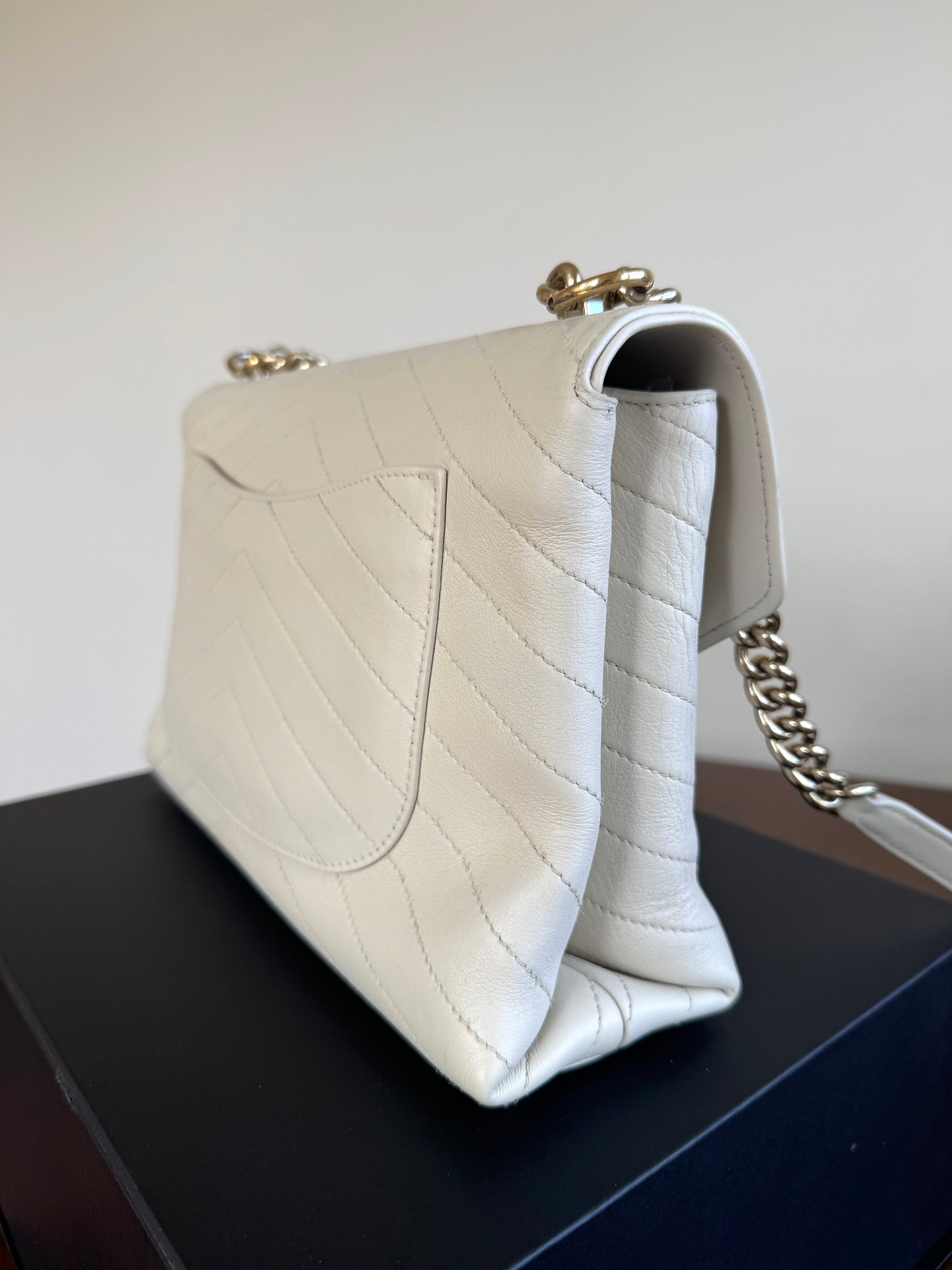 Pre-owned Chanel Coco Chevron Medium White Calfskin Envelope Bag