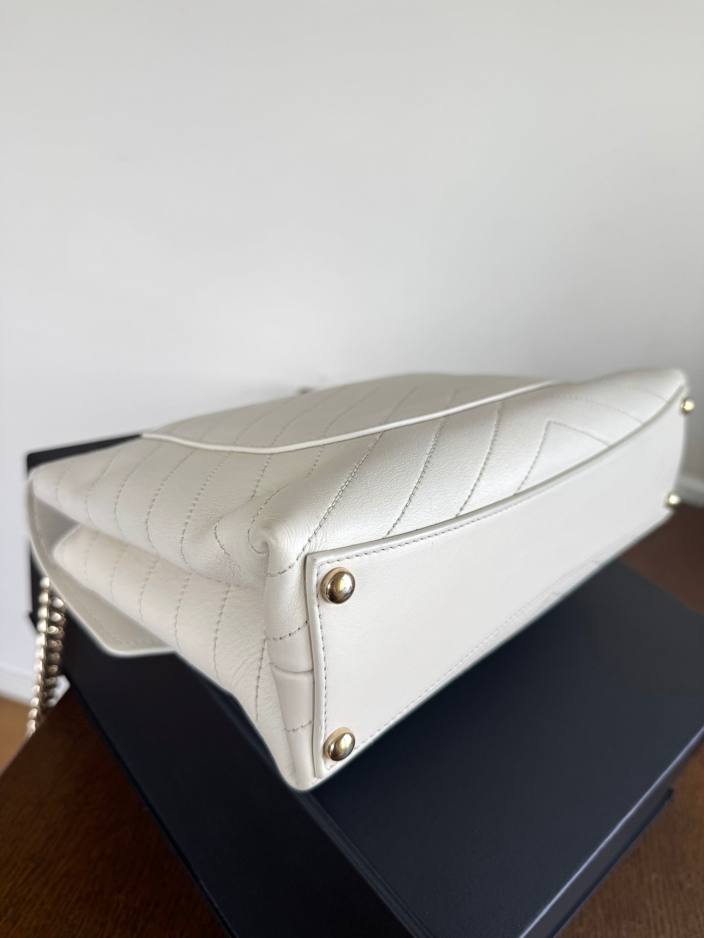 Pre-owned Chanel Coco Chevron Medium White Calfskin Envelope Bag