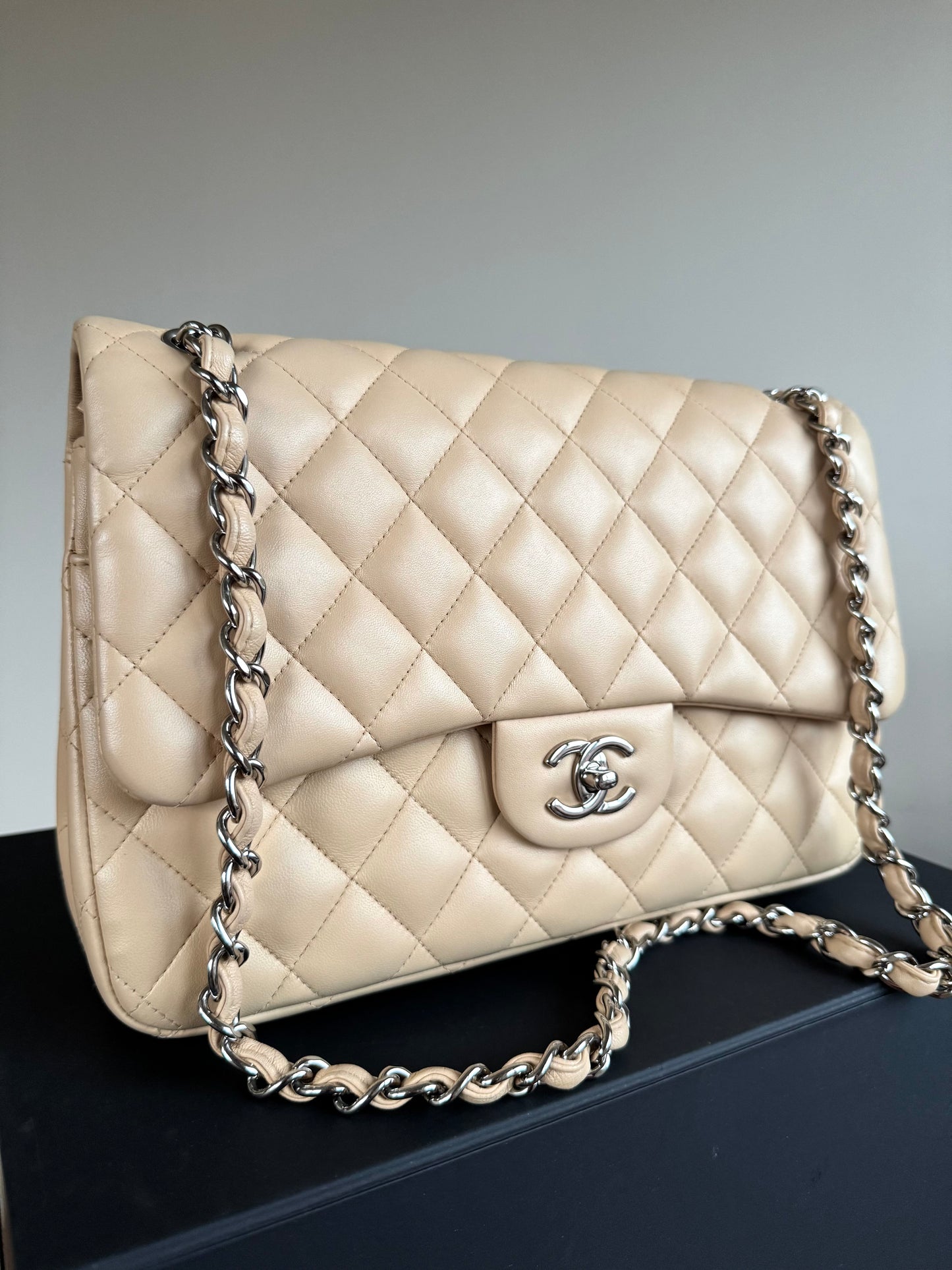 Pre-owned Chanel Timeless Classic Jumbo Beige Lambskin Flap Bag