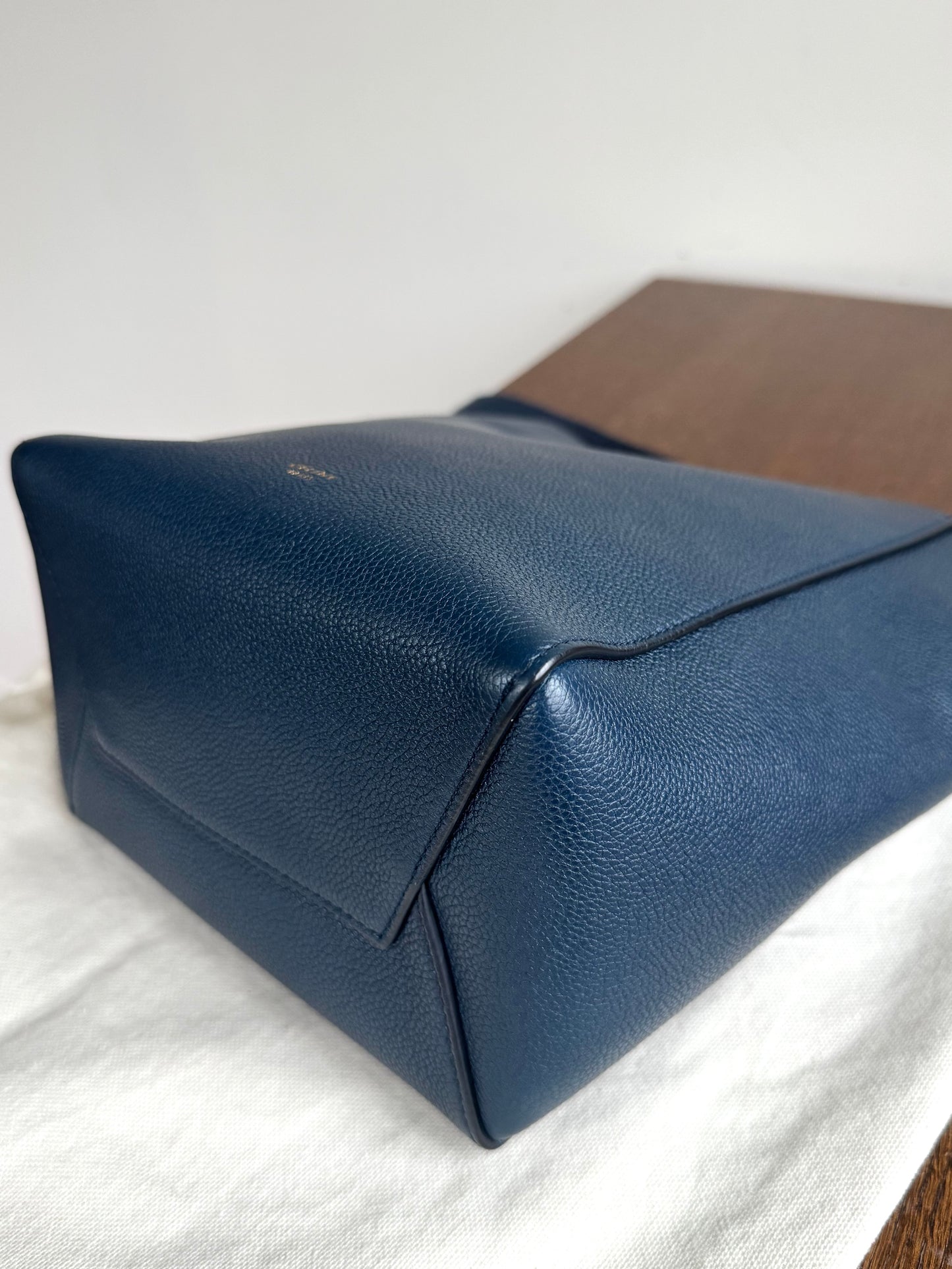 Pre-owned Céline Seau Sangle Small Navy Calfskin Tote Bag