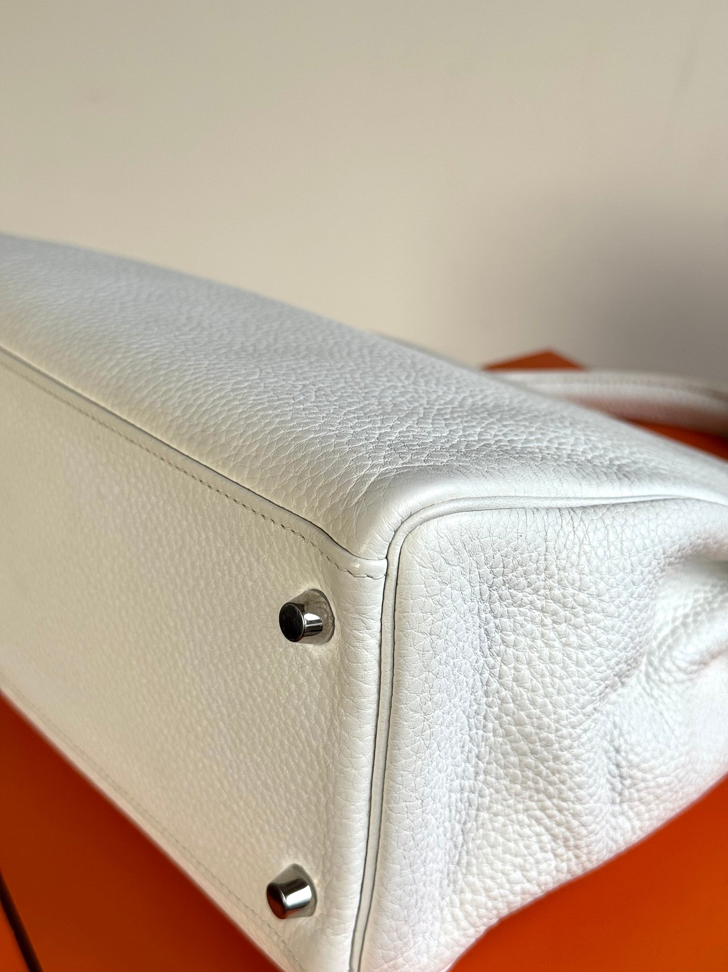 Pre-owned Hermès Kelly 32 White Clemence Leather Bag