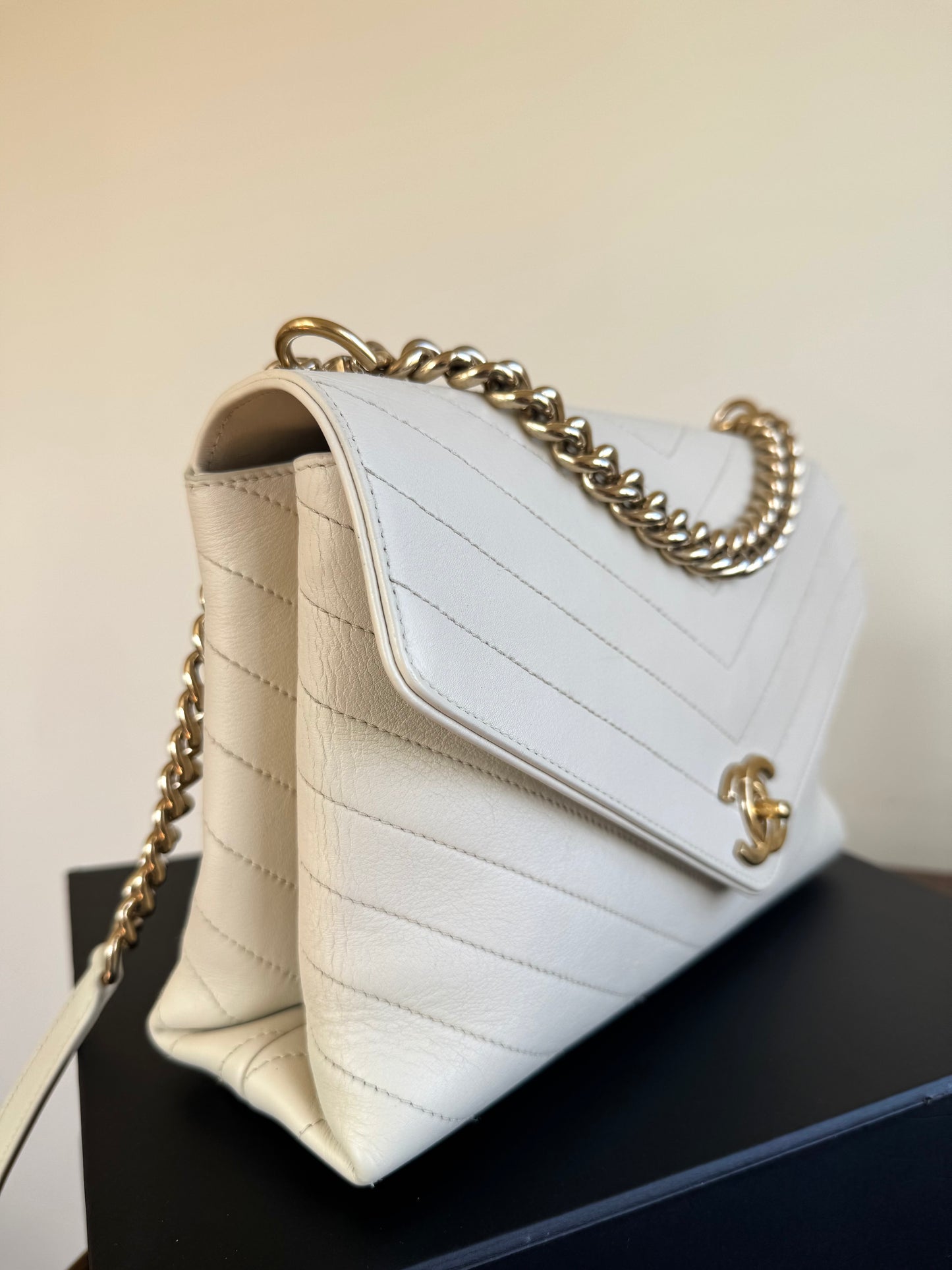 Pre-owned Chanel Coco Chevron Medium White Calfskin Envelope Bag