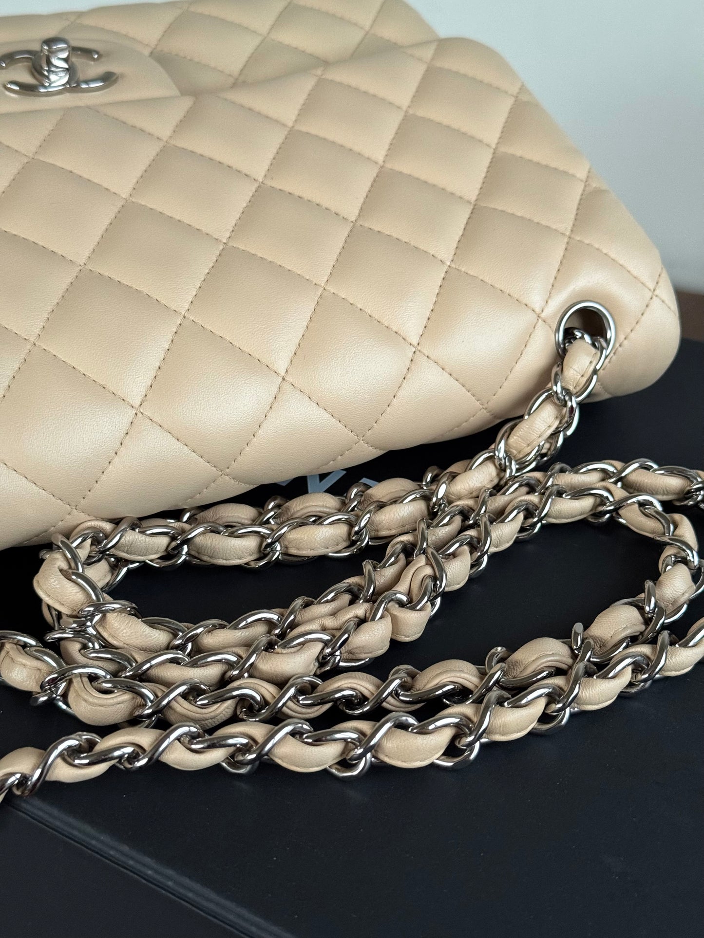 Pre-owned Chanel Timeless Classic Jumbo Beige Lambskin Flap Bag