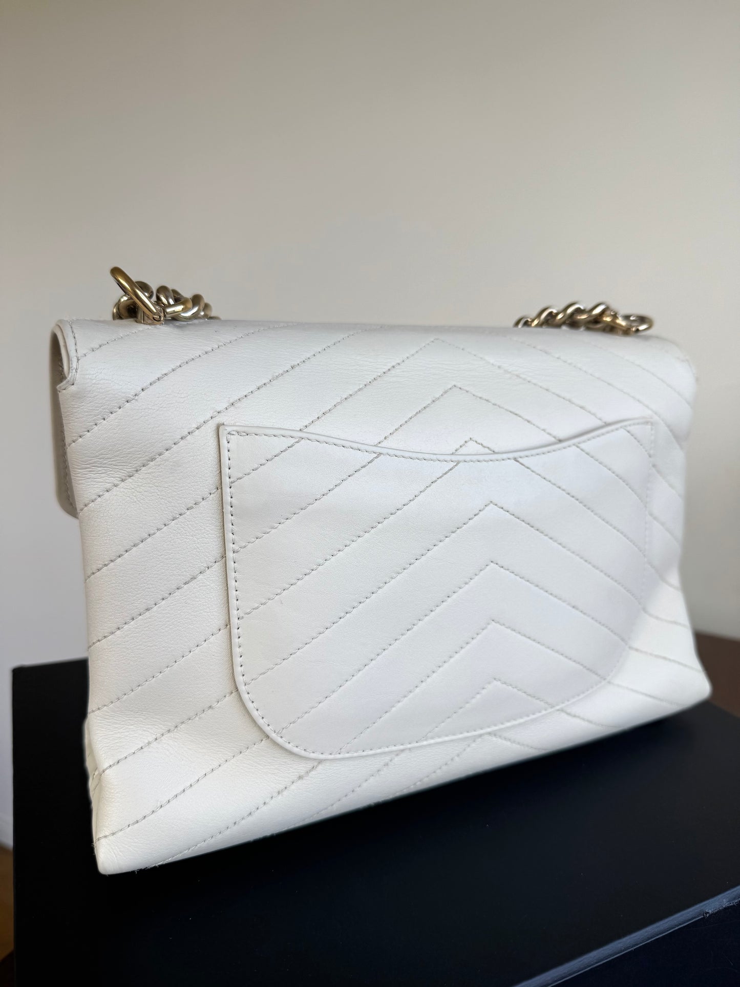 Pre-owned Chanel Coco Chevron Medium White Calfskin Envelope Bag