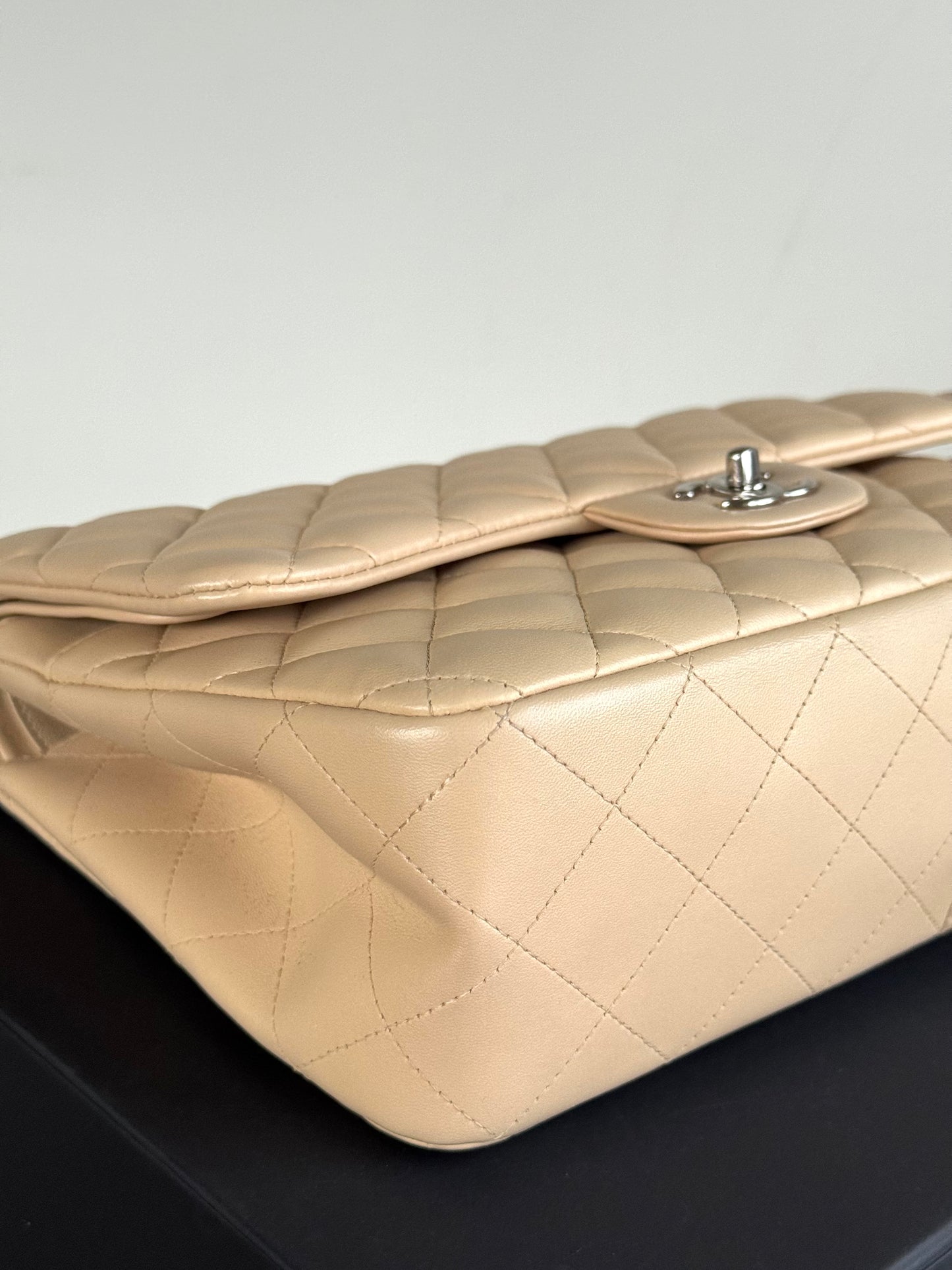 Pre-owned Chanel Timeless Classic Jumbo Beige Lambskin Flap Bag