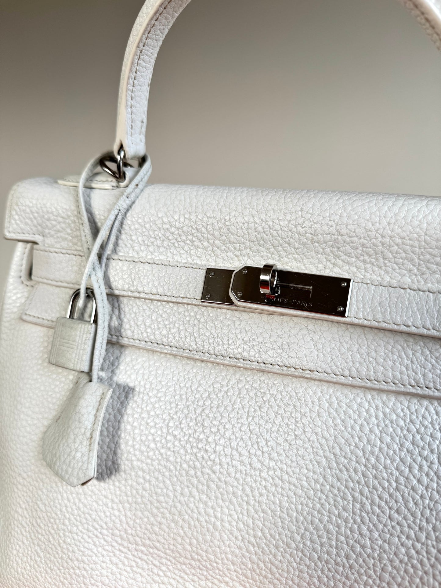 Pre-owned Hermès Kelly 32 White Clemence Leather Bag