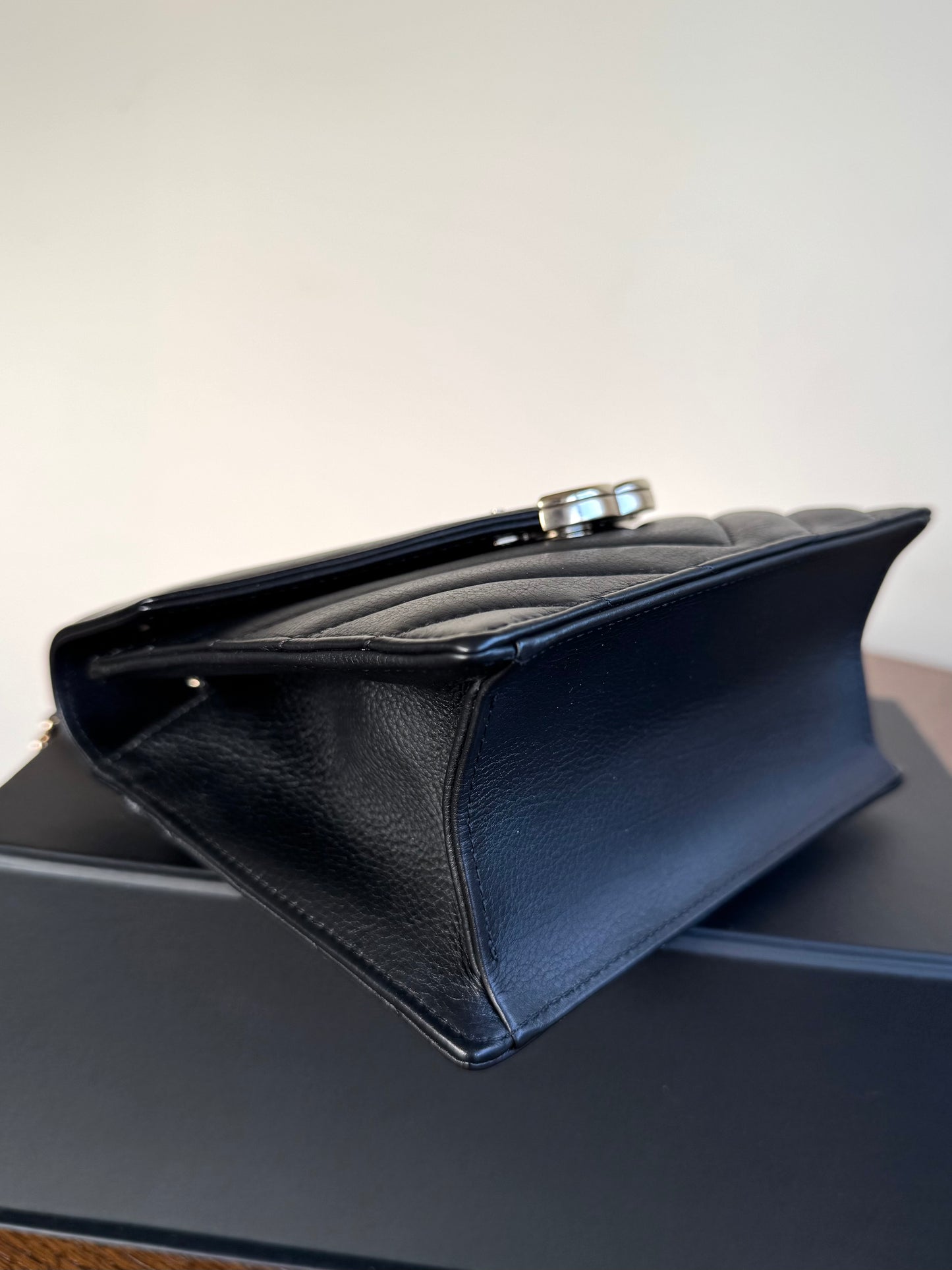 Pre-owned Chanel Chevron Envelope Black Leather Crossbody Bag