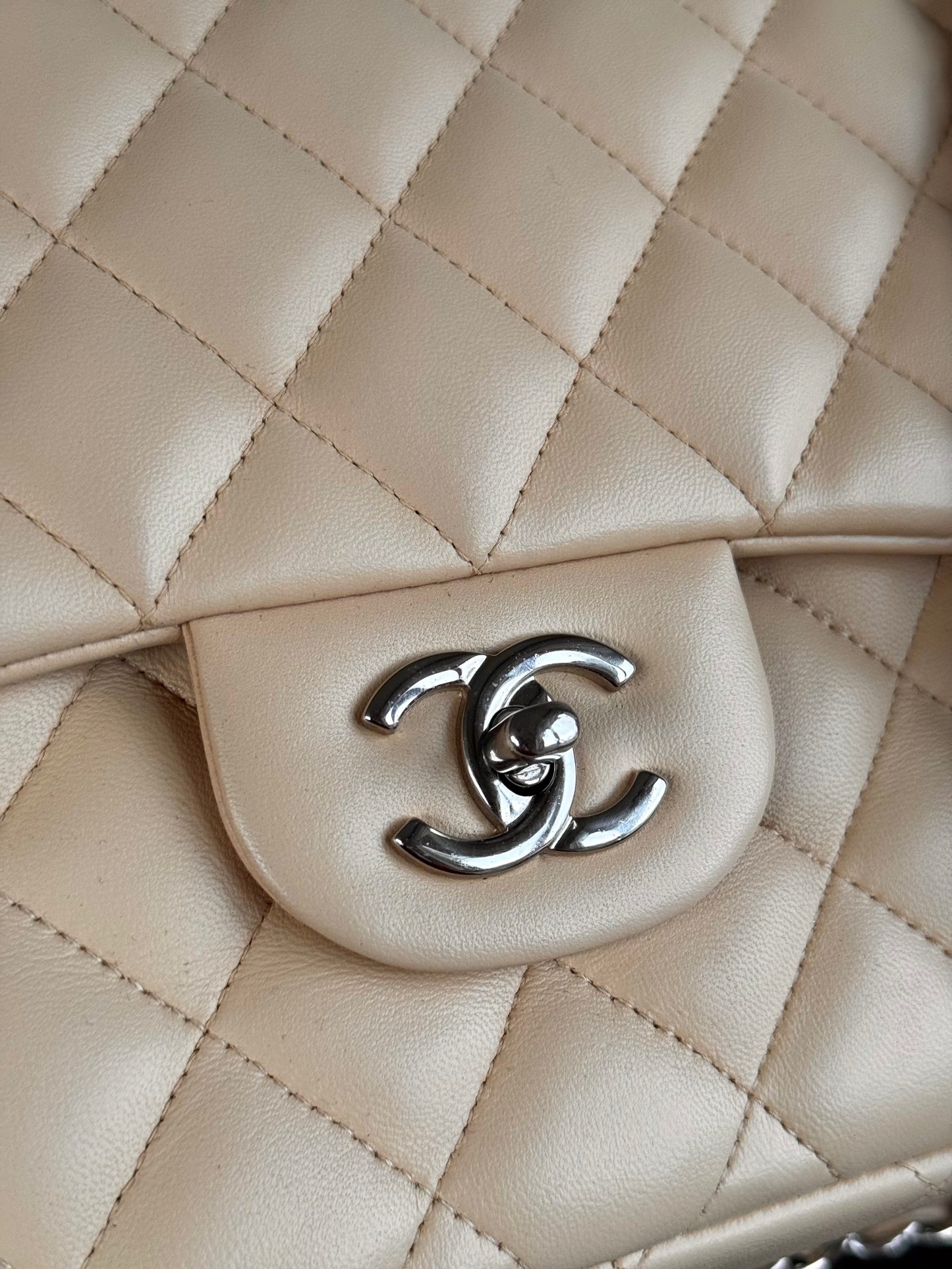 Pre-owned Chanel Timeless Classic Jumbo Beige Lambskin Flap Bag
