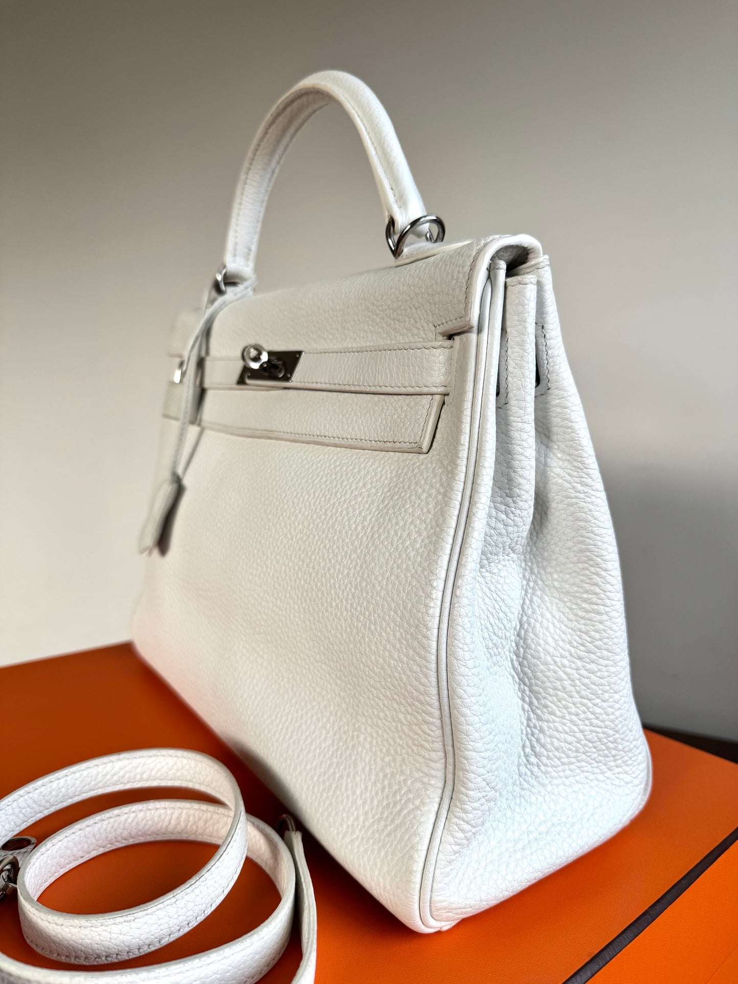 Pre-owned Hermès Kelly 32 White Clemence Leather Bag