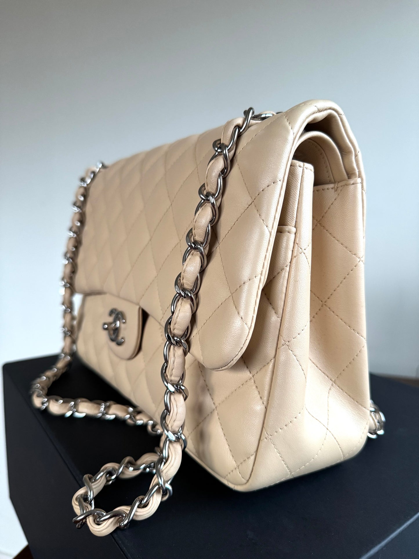 Pre-owned Chanel Timeless Classic Jumbo Beige Lambskin Flap Bag