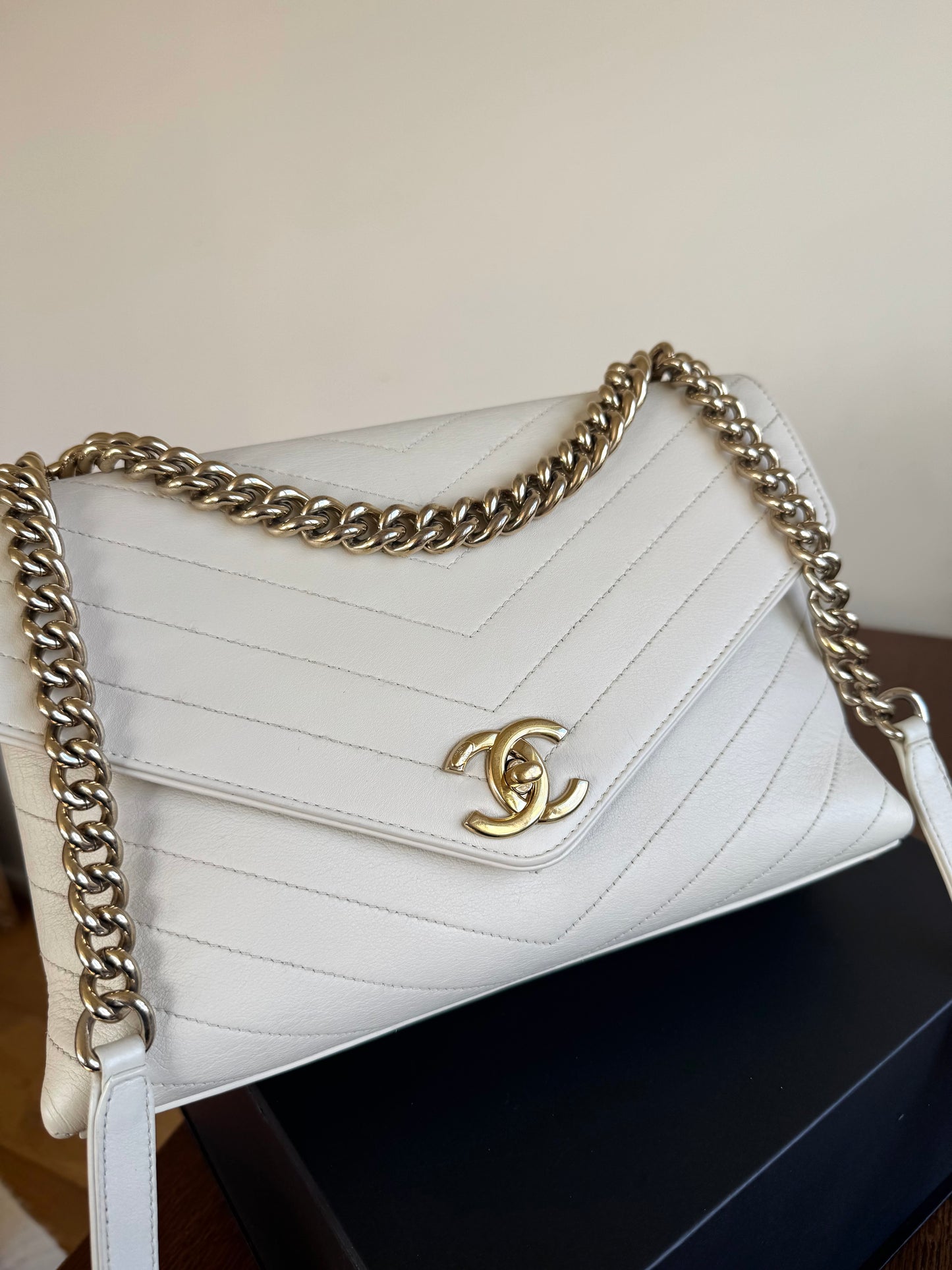 Pre-owned Chanel Coco Chevron Medium White Calfskin Envelope Bag