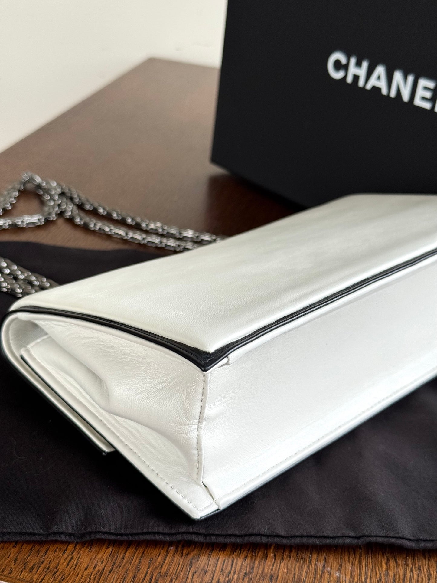 Pre-owned Chanel Mademoiselle East West White Leather Bag