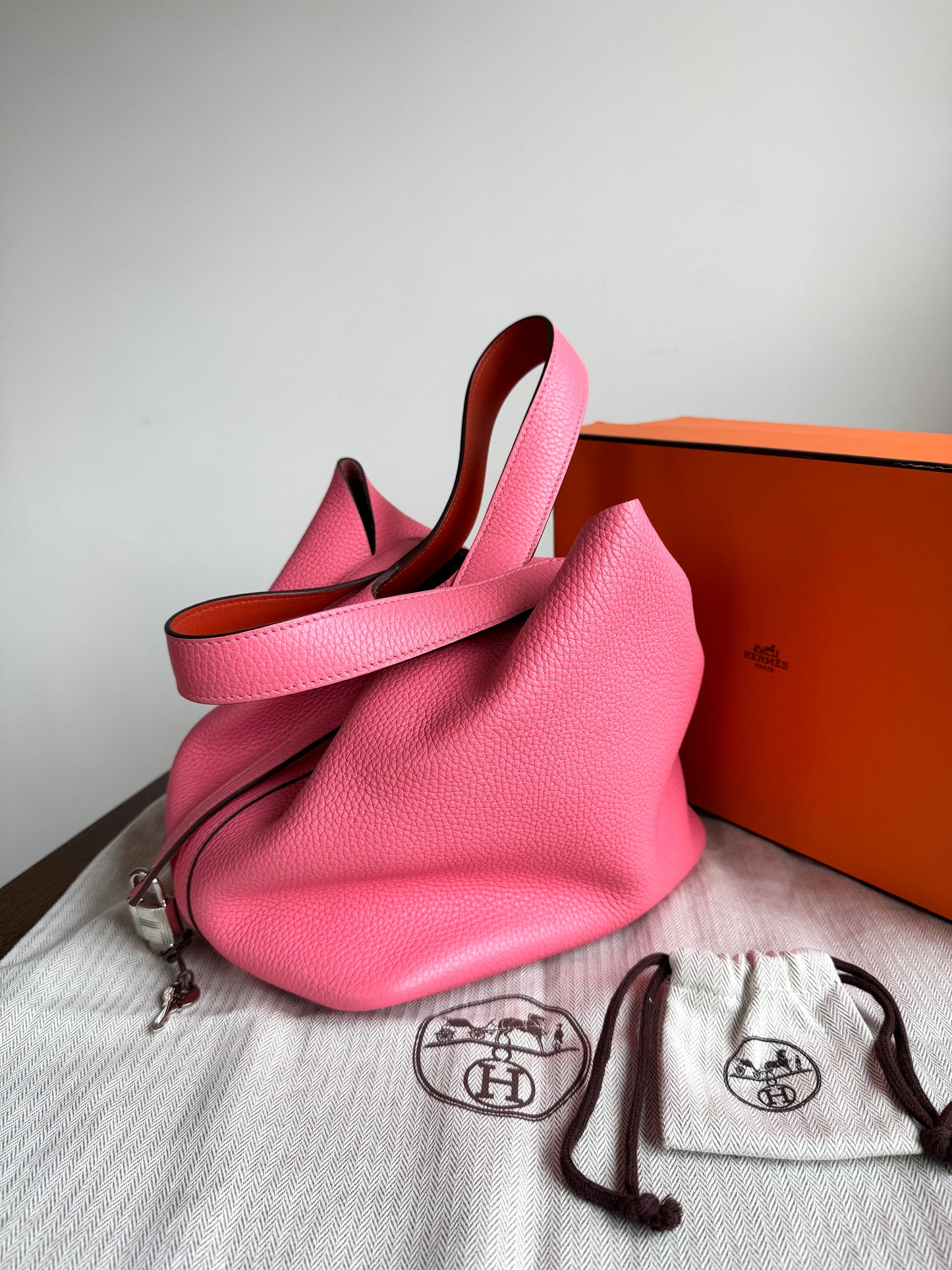 Pre-owned Hermès Picotin 22 Rose Azalee Clemence Handbag