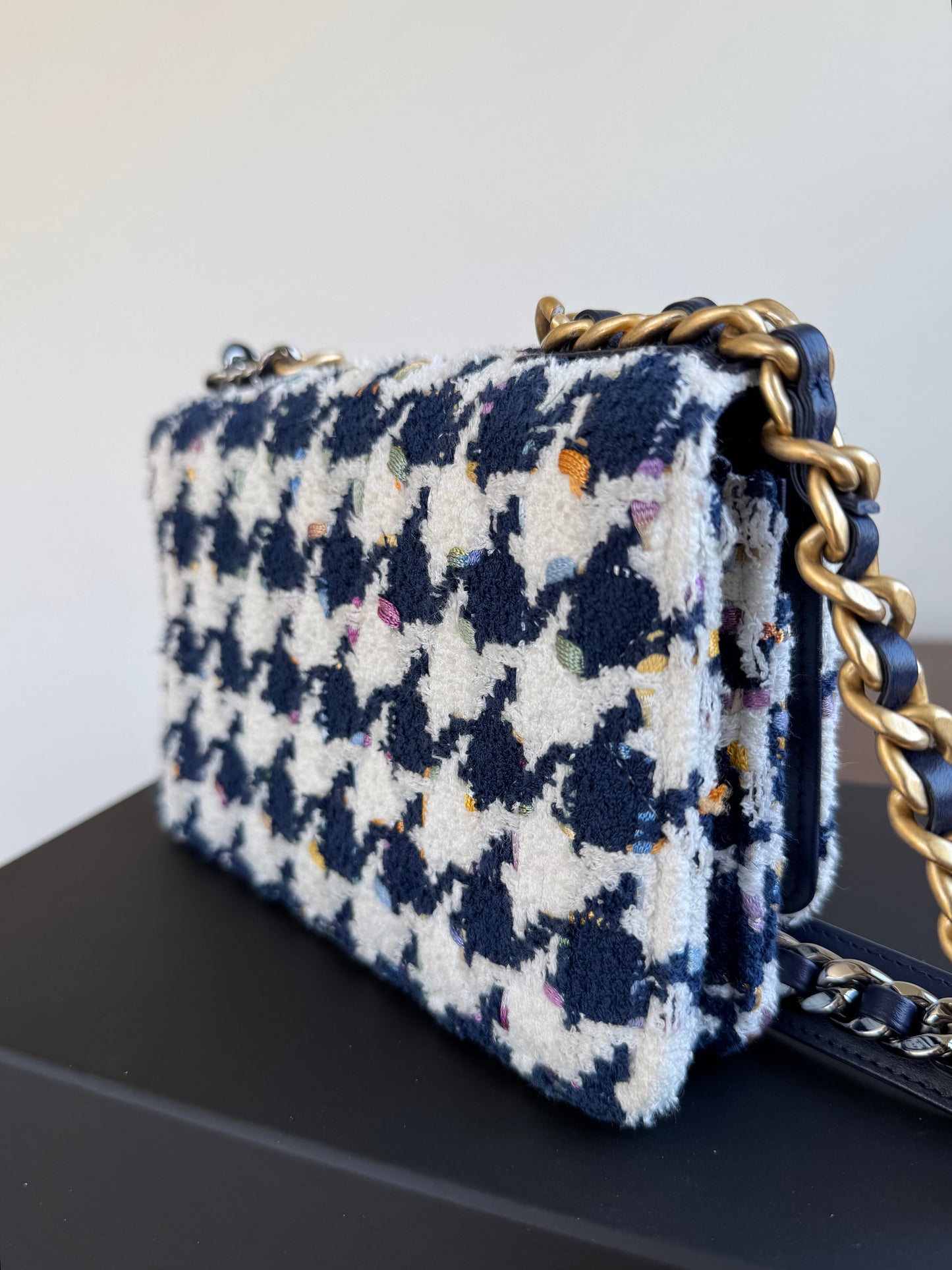 Pre-owned Chanel 19 Tweed Navy White Wallet On Chain