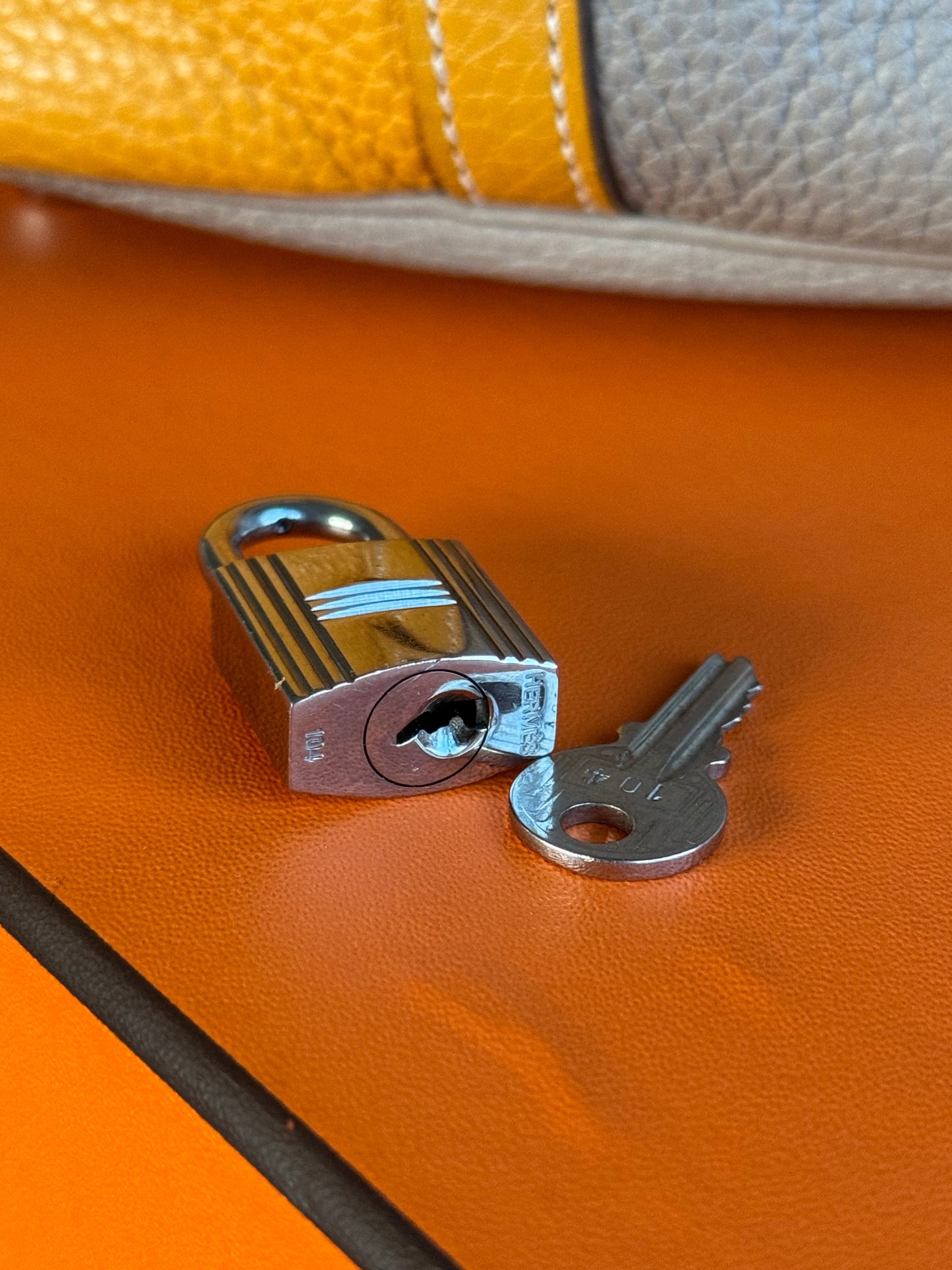 Pre-owned Hermès Picotin 22 Bicolor Clemence Handbag