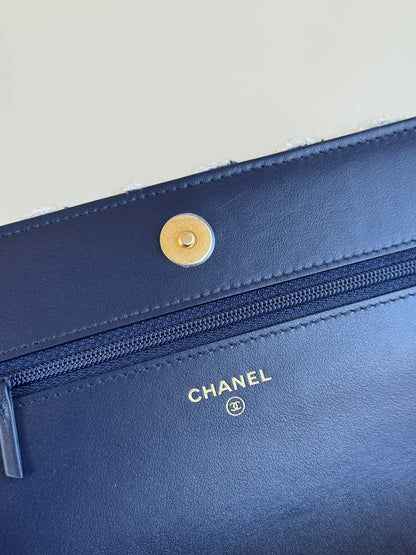 Pre-owned Chanel 19 Tweed Navy White Wallet On Chain