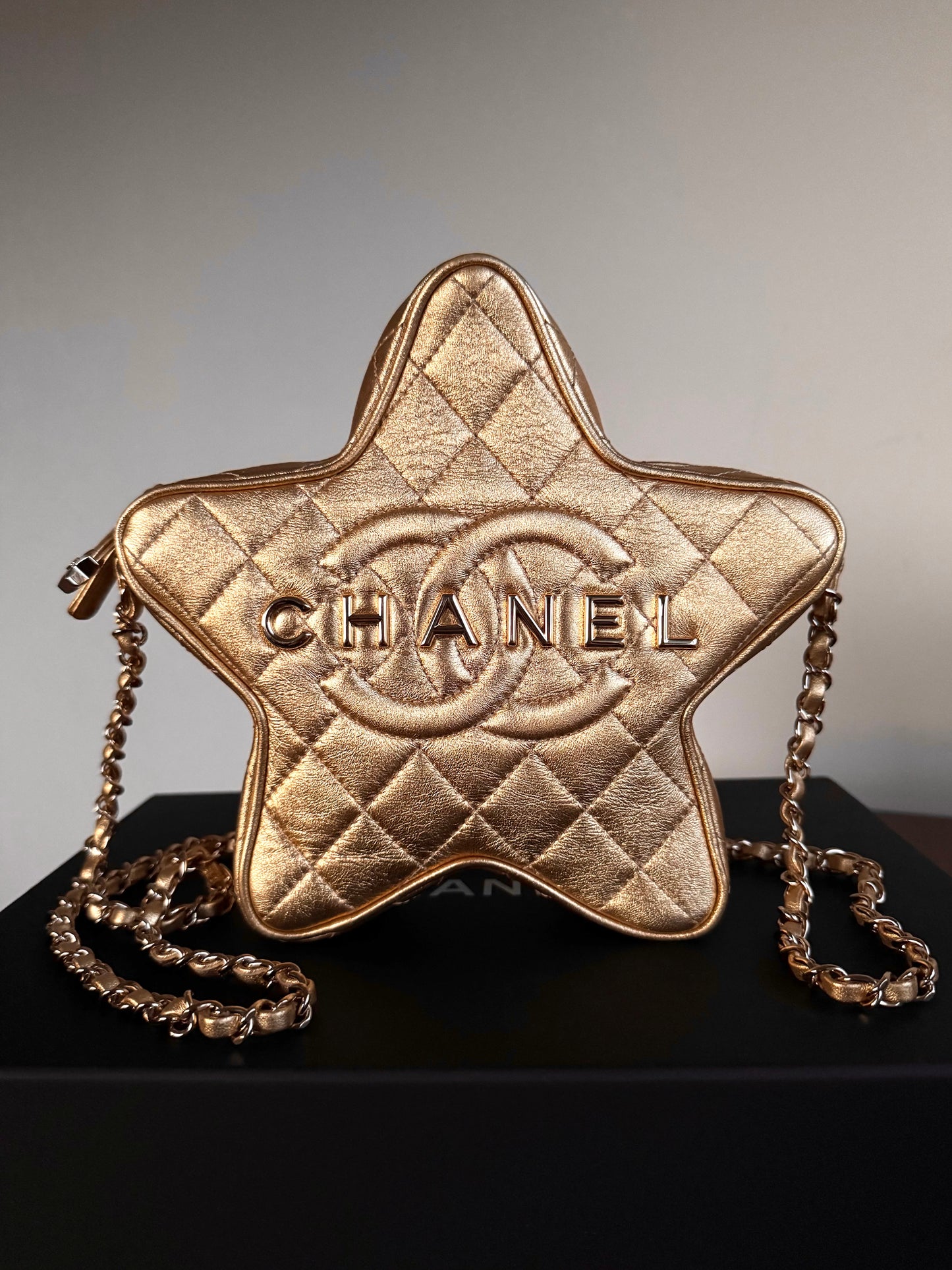Pre-owned Chanel Walk Of Fame Metallic Gold Leather Bag