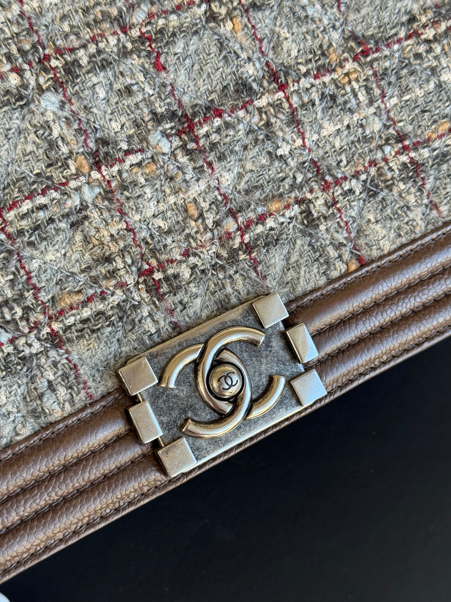 Pre-owned Chanel Boy Maxi Brown Tweed Leather Flap Bag