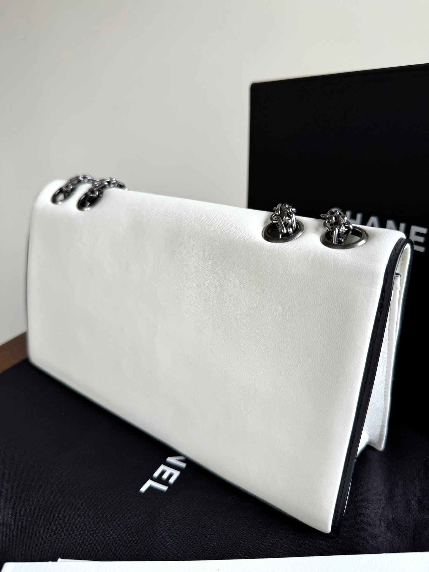 Pre-owned Chanel Mademoiselle East West White Leather Bag