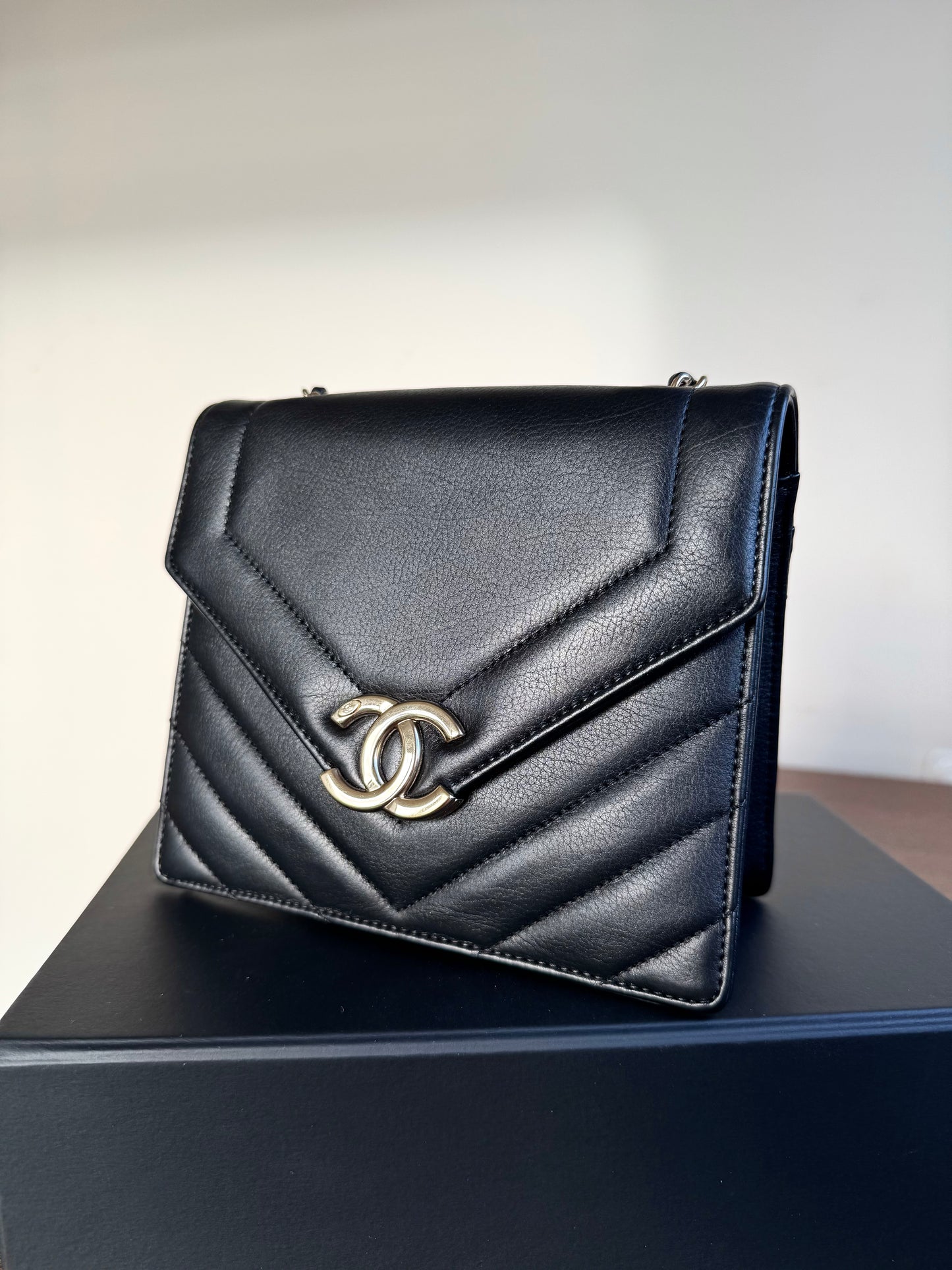 Pre-owned Chanel Chevron Envelope Black Leather Crossbody Bag