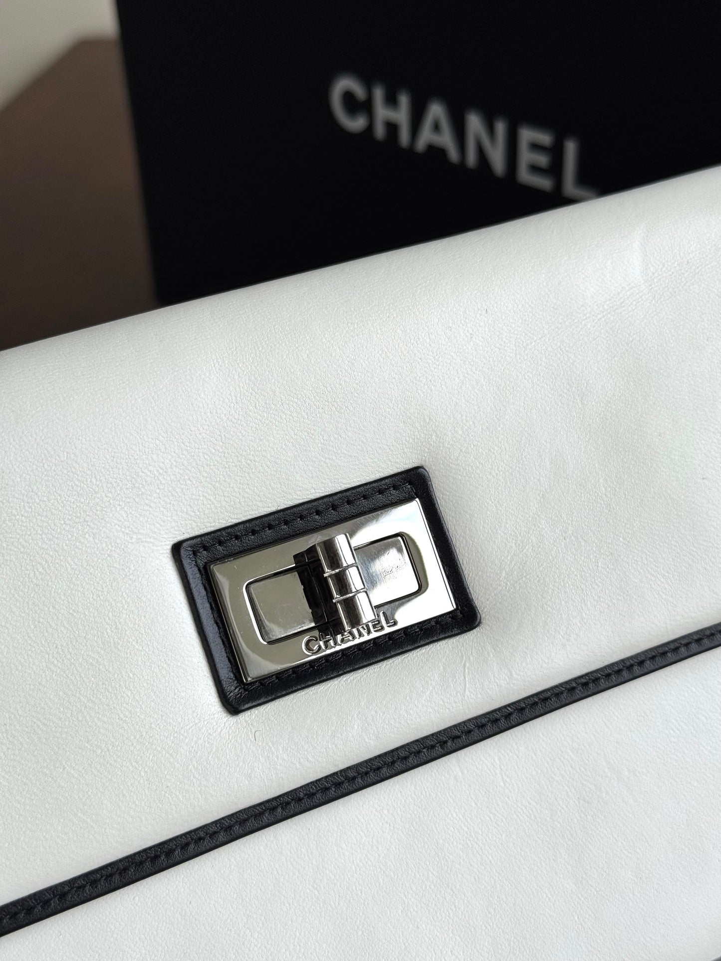 Pre-owned Chanel Mademoiselle East West White Leather Bag