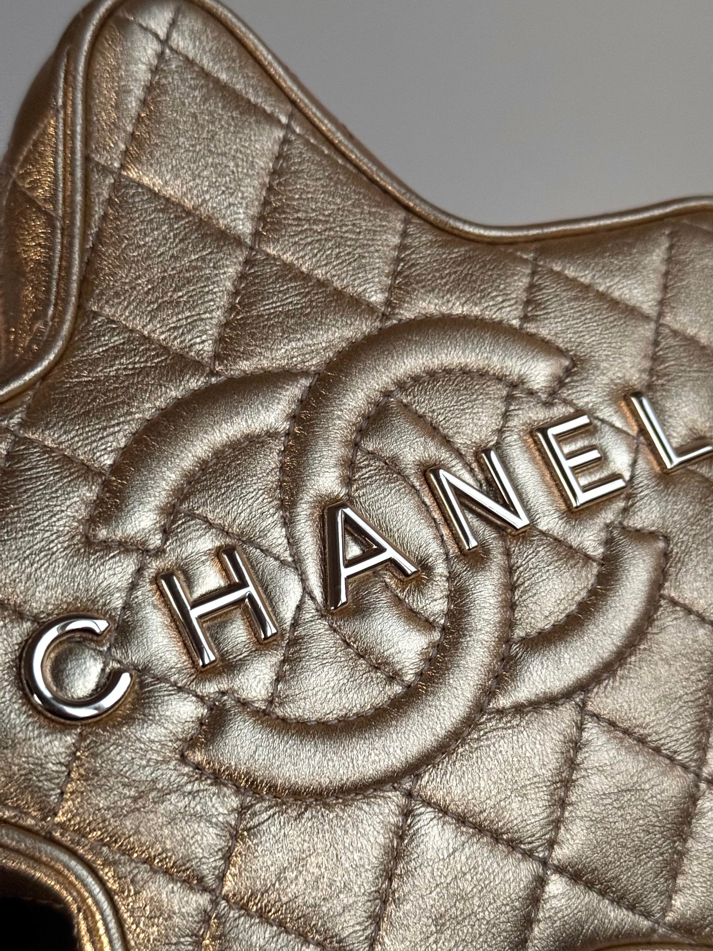 Pre-owned Chanel Walk Of Fame Metallic Gold Leather Bag