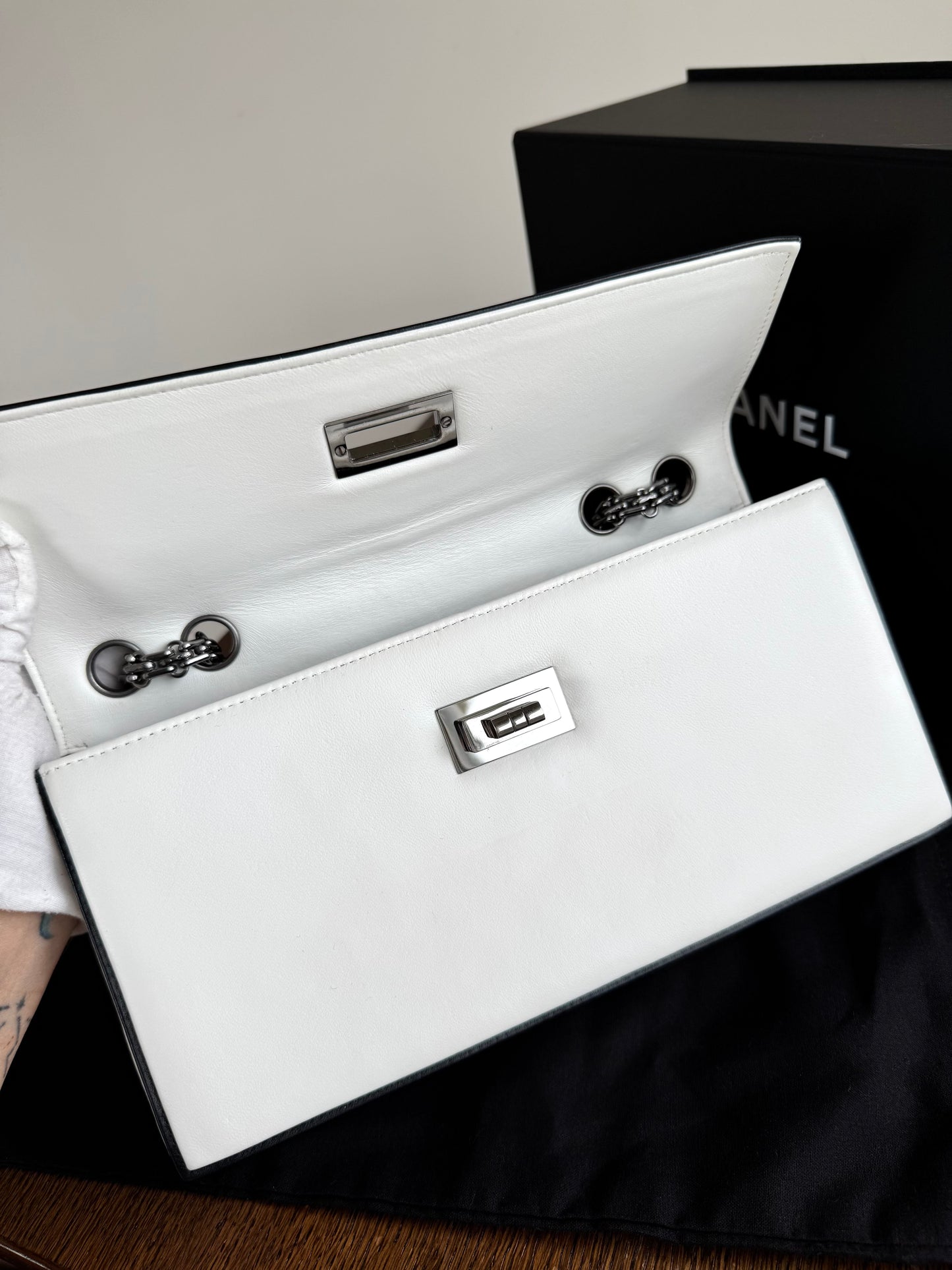 Pre-owned Chanel Mademoiselle East West White Leather Bag