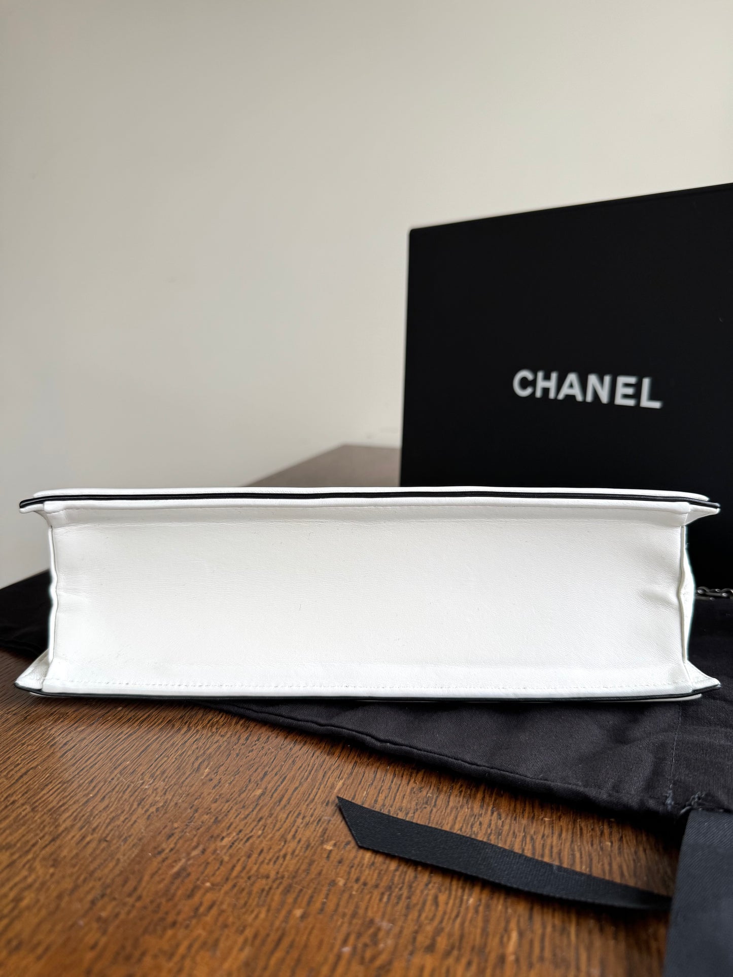 Pre-owned Chanel Mademoiselle East West White Leather Bag