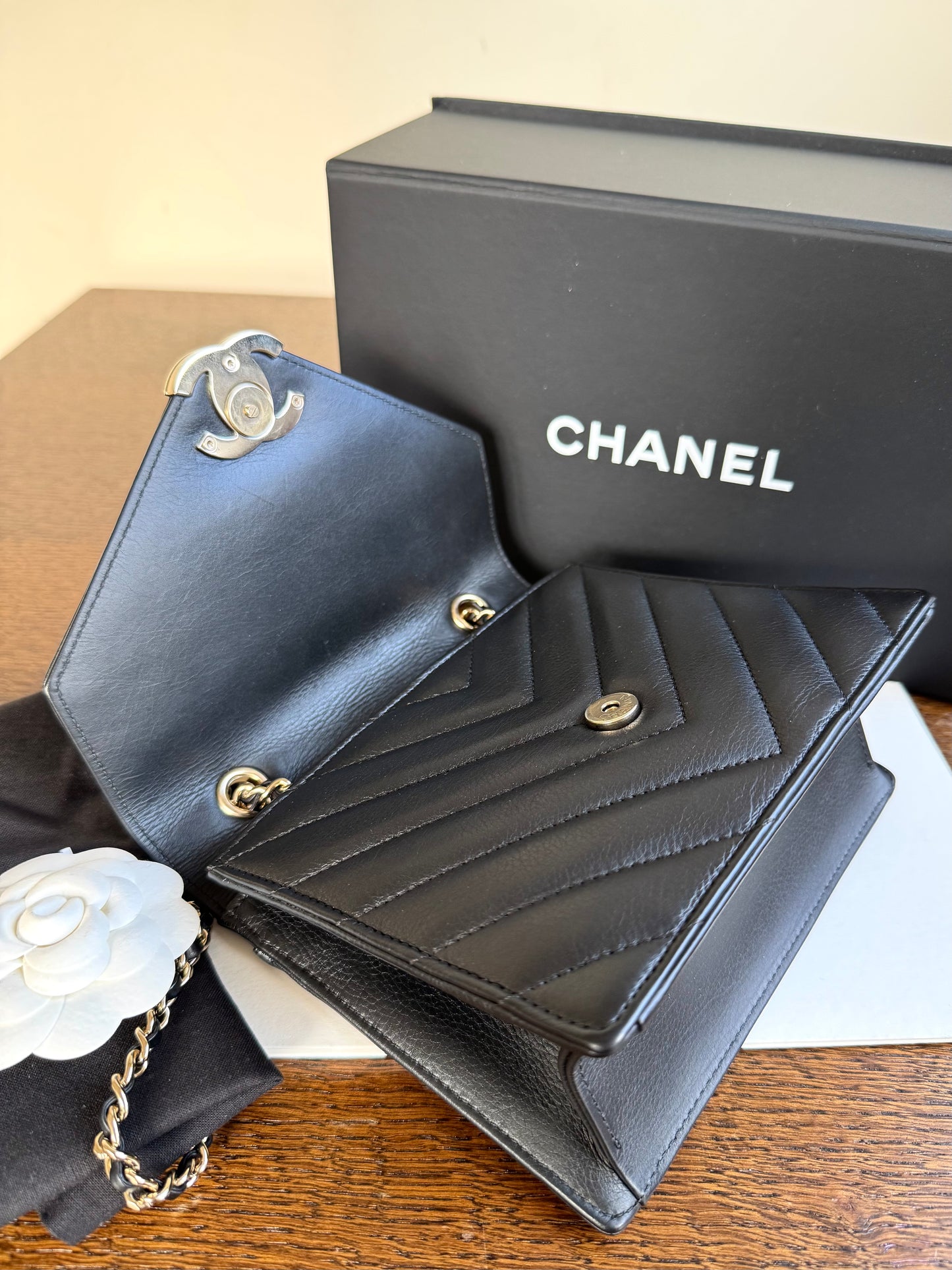 Pre-owned Chanel Chevron Envelope Black Leather Crossbody Bag