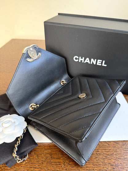 Pre-owned Chanel Chevron Envelope Black Leather Crossbody Bag