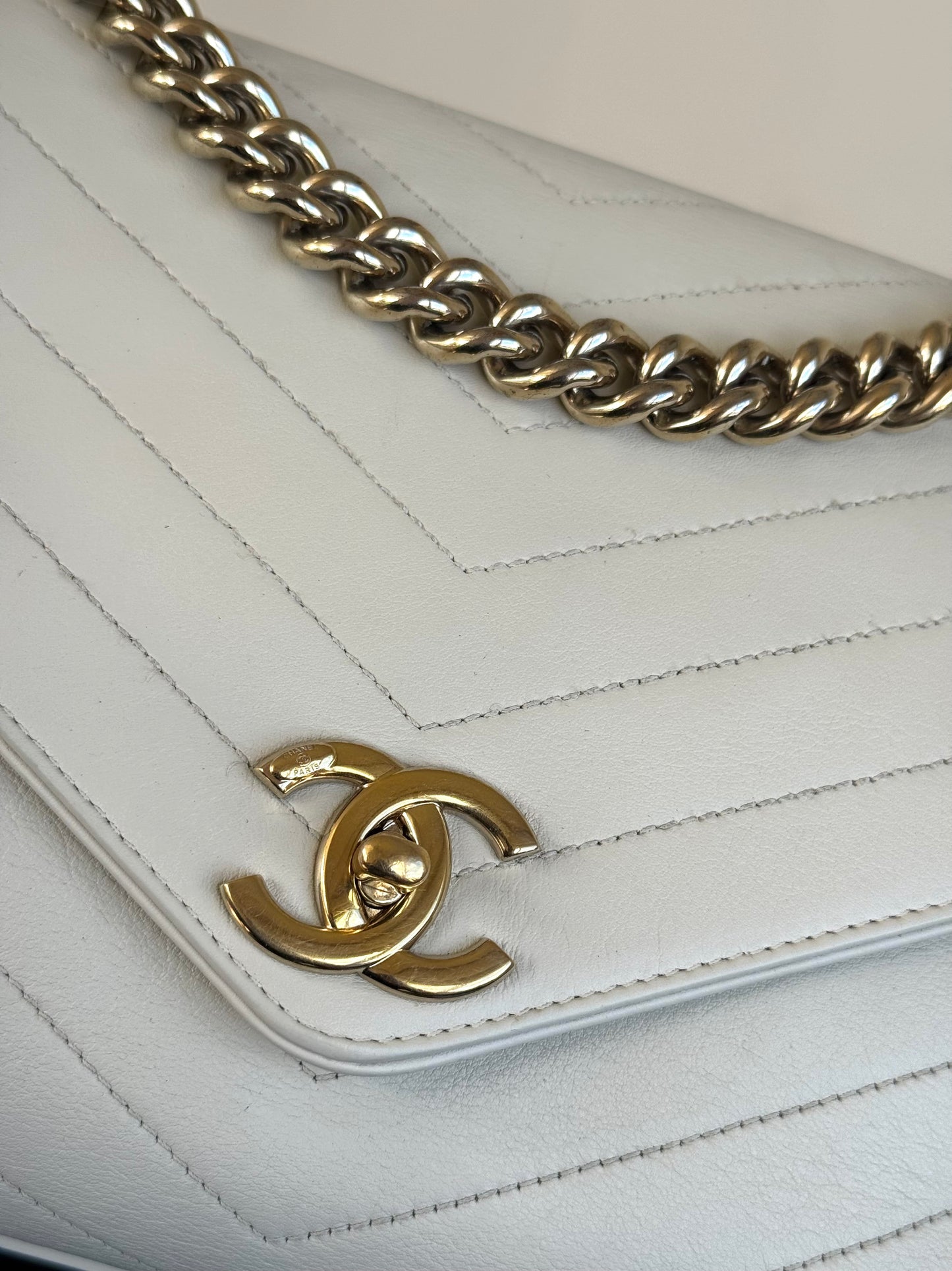 Pre-owned Chanel Coco Chevron Medium White Calfskin Envelope Bag