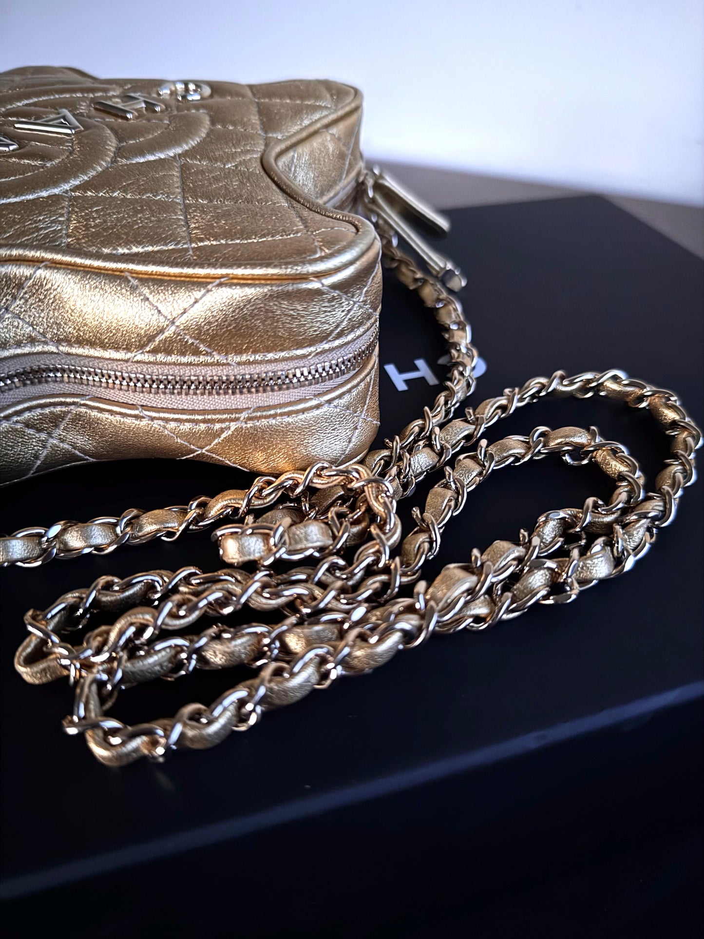 Pre-owned Chanel Walk Of Fame Metallic Gold Leather Bag