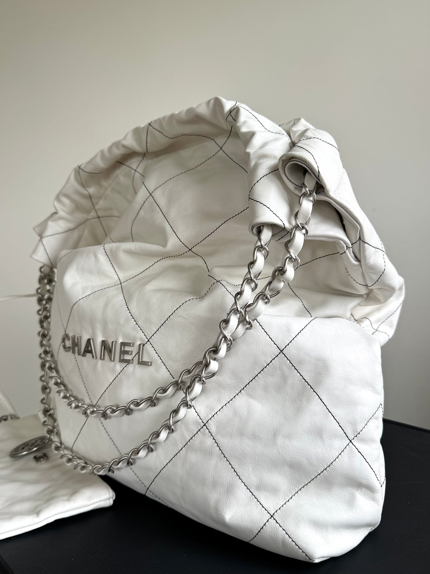 Pre-owned Chanel 22 Large White Leather Tote Bag
