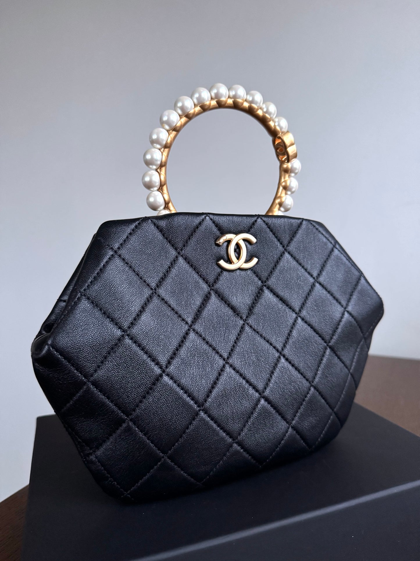 Pre-owned Chanel Black Lambskin Pearl Crown Handle Bag