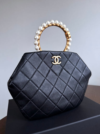 Pre-owned Chanel Black Lambskin Pearl Crown Handle Bag