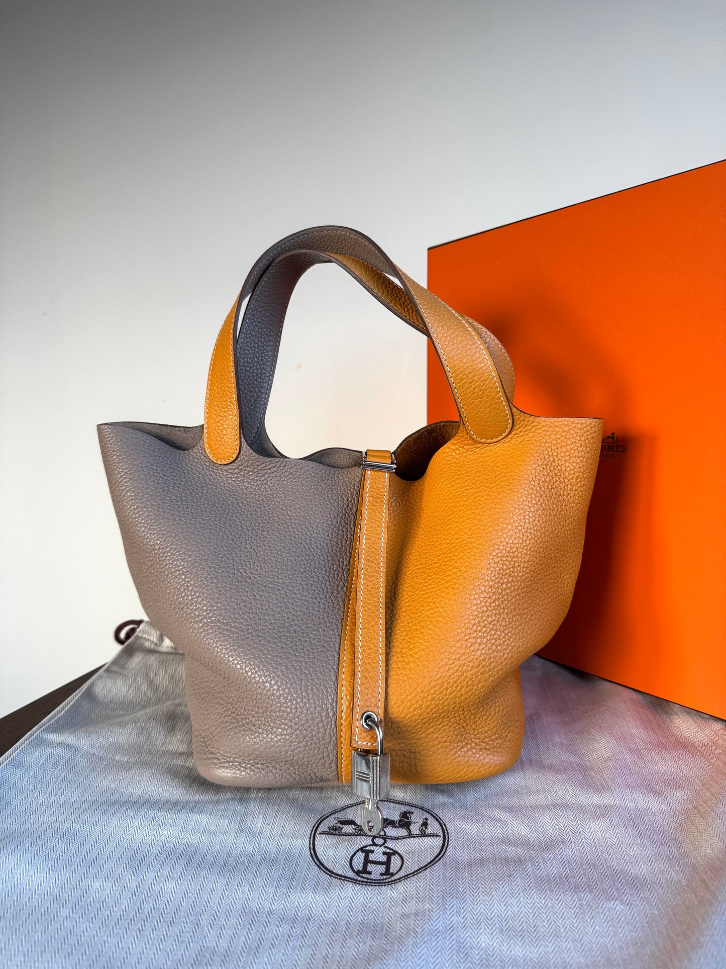 Pre-owned Hermès Picotin 22 Bicolor Clemence Handbag